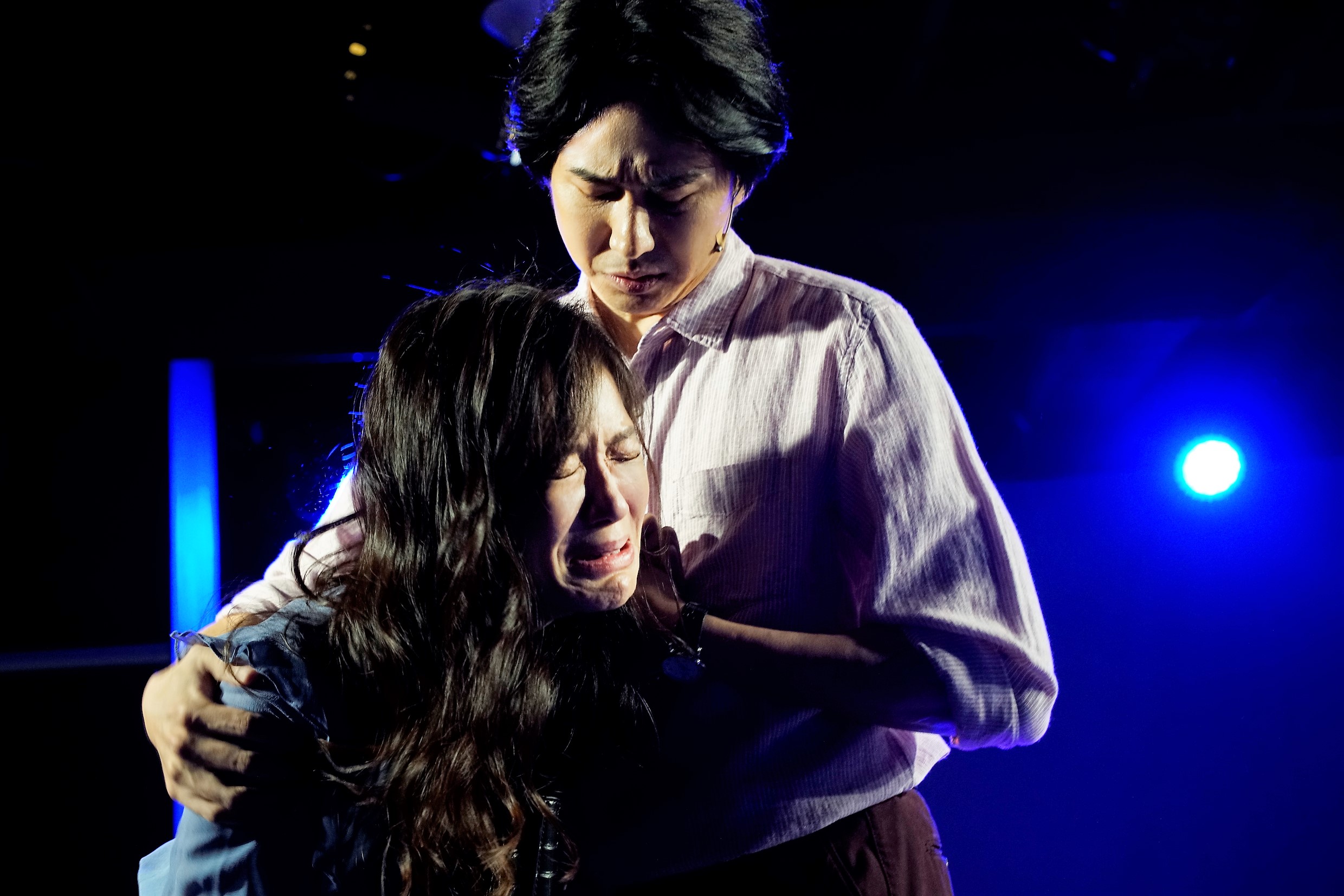 狄志杰（右）在《我們與惡的距離》全民公投劇場版擁抱崩潰的尹馨（左）。（故事工廠提供）