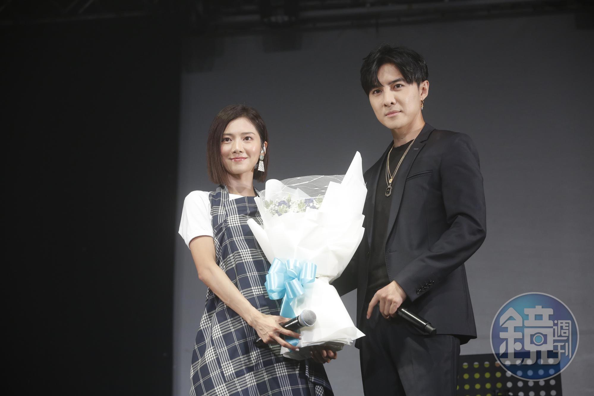 蔡黃汝（左）舉辦「讚聲演唱會」，合演偶像劇《我的青春沒在怕》的唐禹哲（右）獻花站台。（張兆元攝）