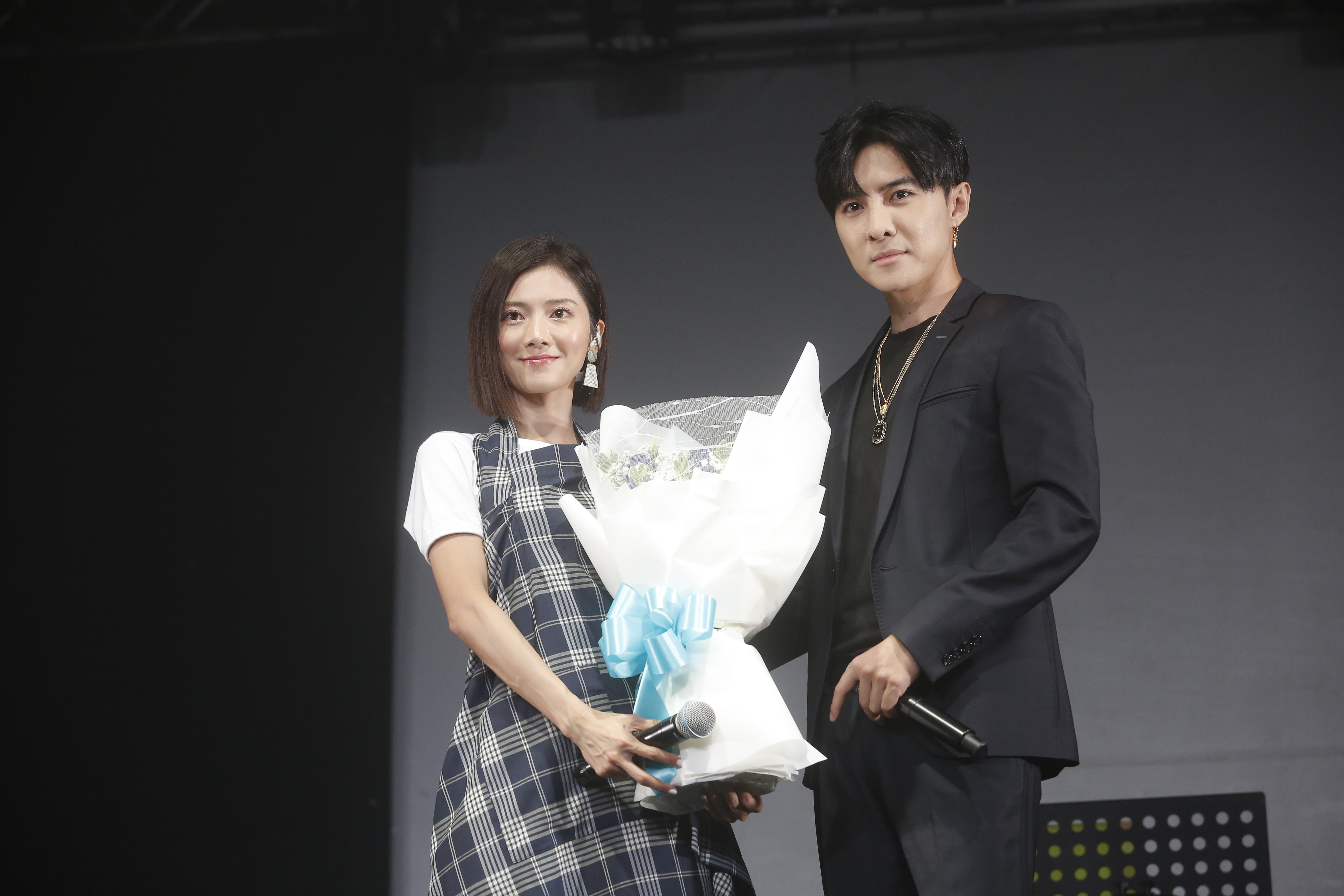 蔡黃汝（左）舉辦「讚聲演唱會」，合演偶像劇《我的青春沒在怕》的唐禹哲（右）獻花站台。（張兆元攝）