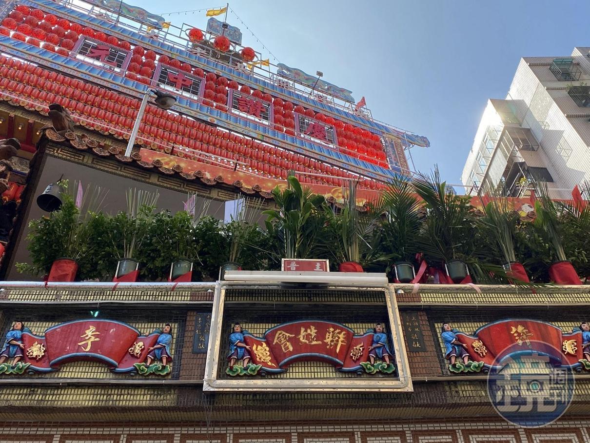 深夜會點燈的老大公廟，上千燈籠非常壯觀
