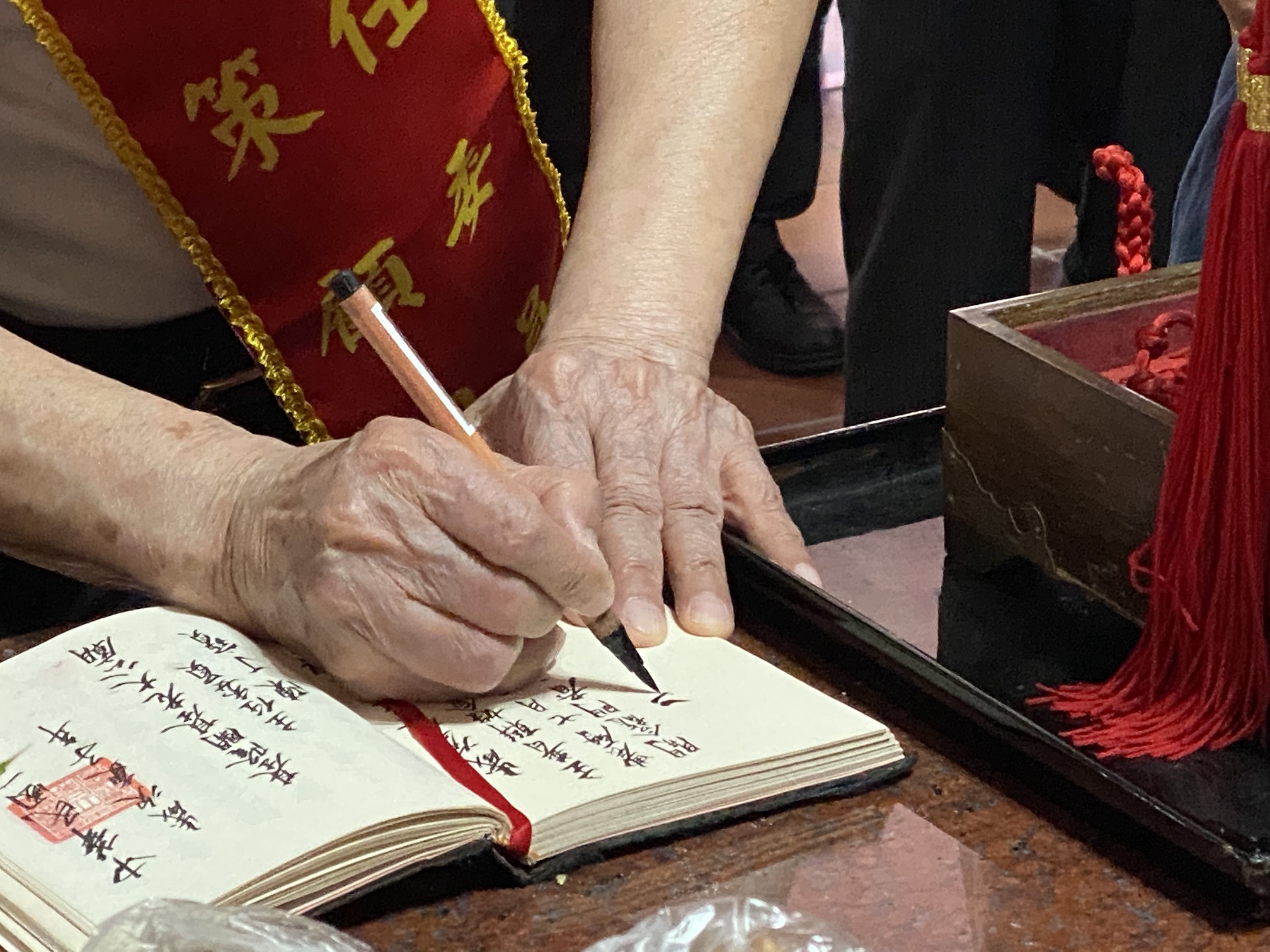 傳承百年的開龕門古名冊中，開門者得先簽上名字。
