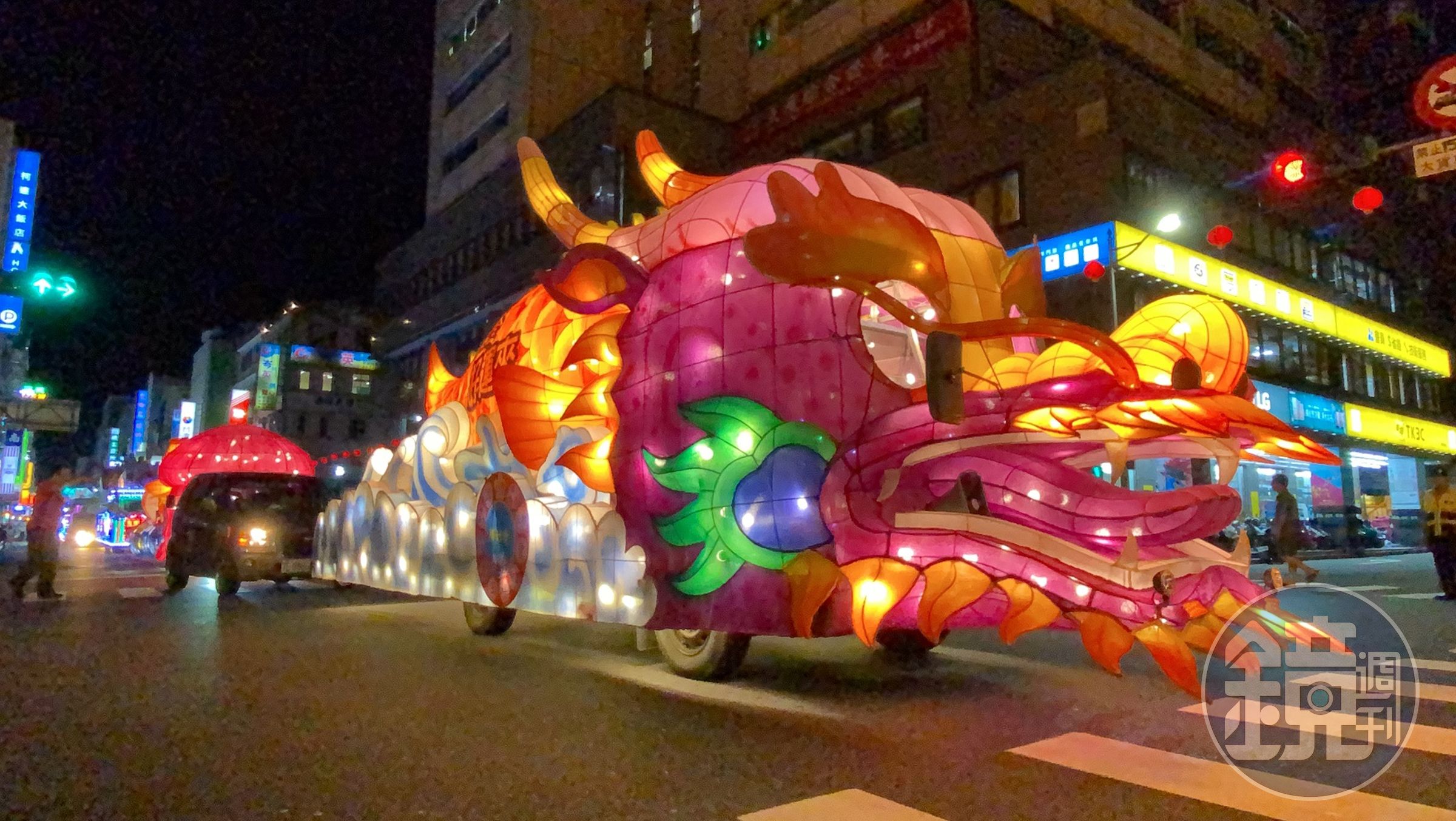 水燈車在基隆市區遊行中。