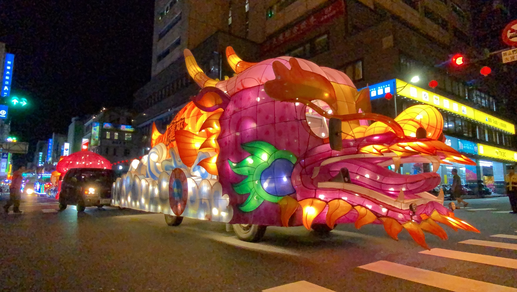 水燈車在基隆市區遊行中。