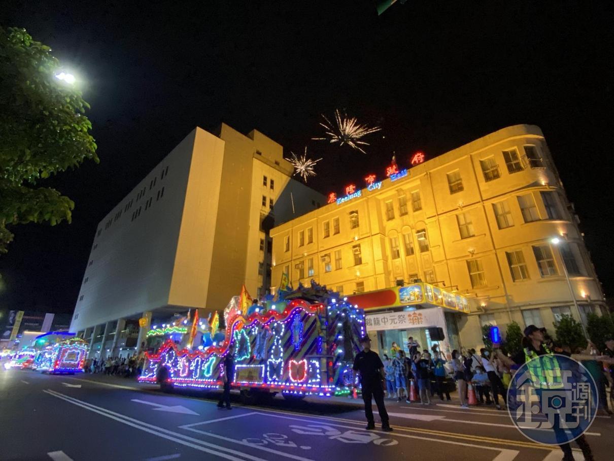 基隆市政府後方放起煙火。