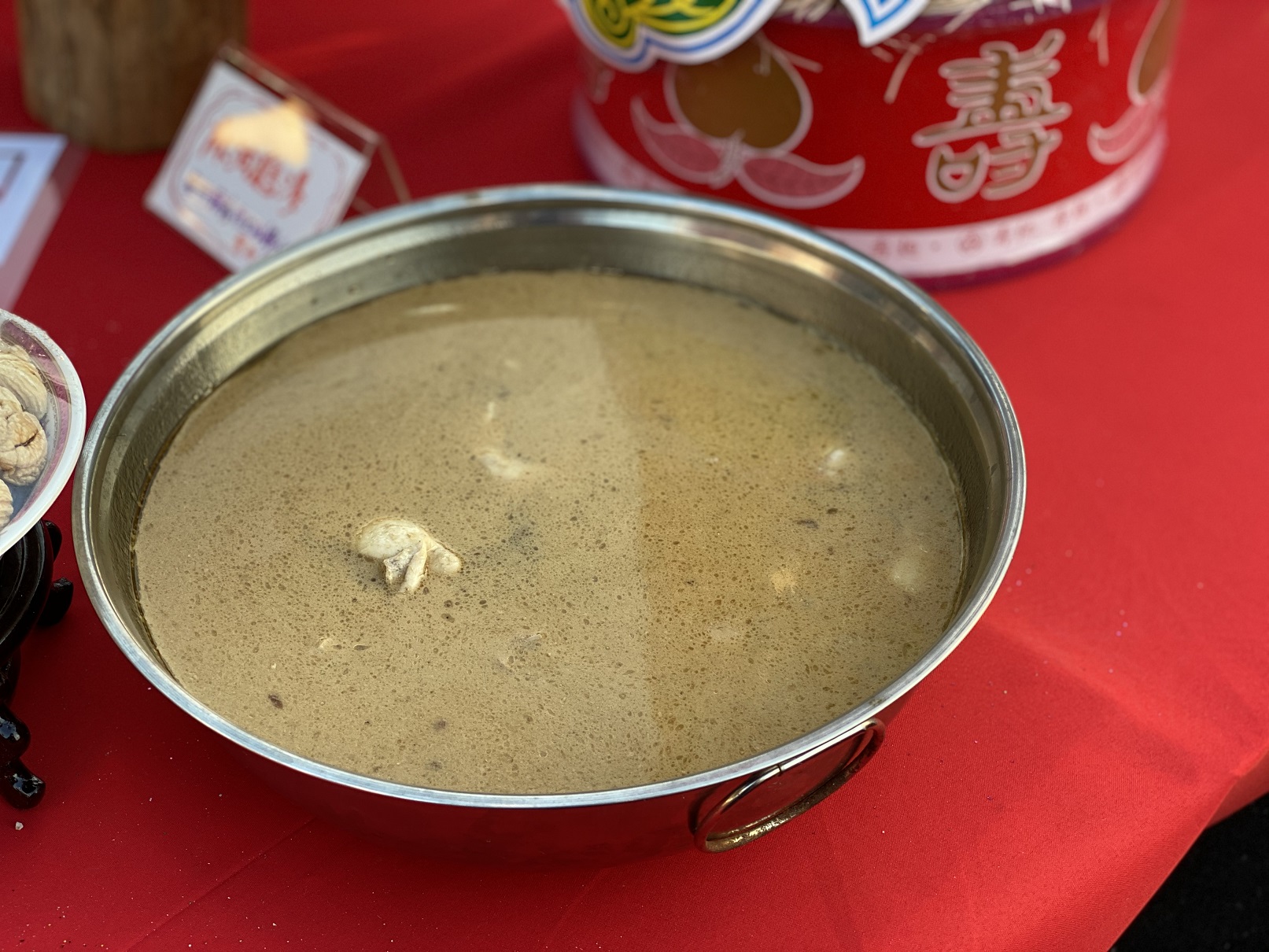麻油雞湯,給難產而亡之婦女。