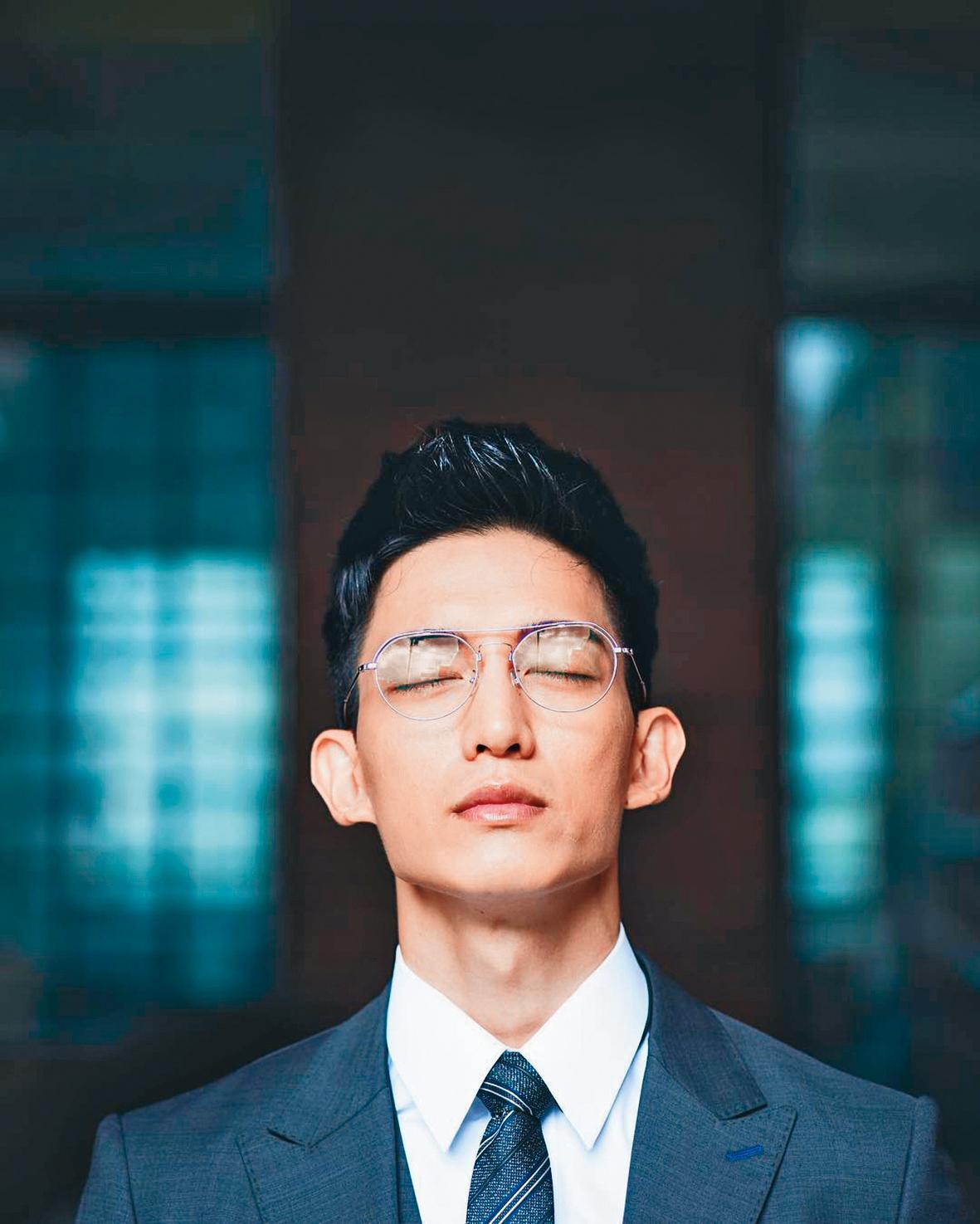 王家梁傳出深受眼疾所苦,因為高度近視引起眼睛病變,恐有失明危機。(翻攝自王家梁IG)