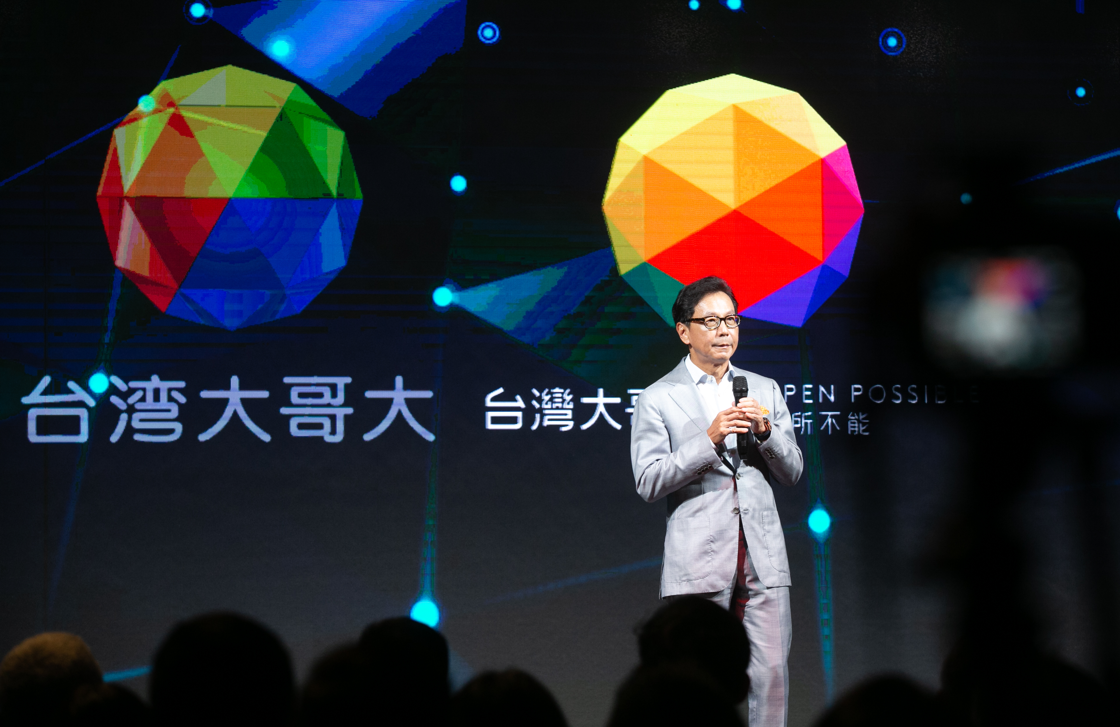 亞太電信和遠傳電信攜手合作，讓原先盟友台灣大相當尷尬，圖為台哥大董事長蔡明忠。（本刊資料照）