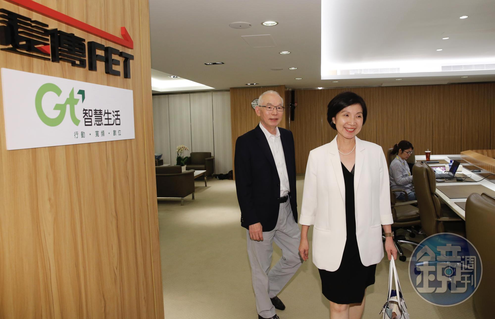 遠傳總經理井琪（右）現身握手亞太電信總經理黃南仁（左）。