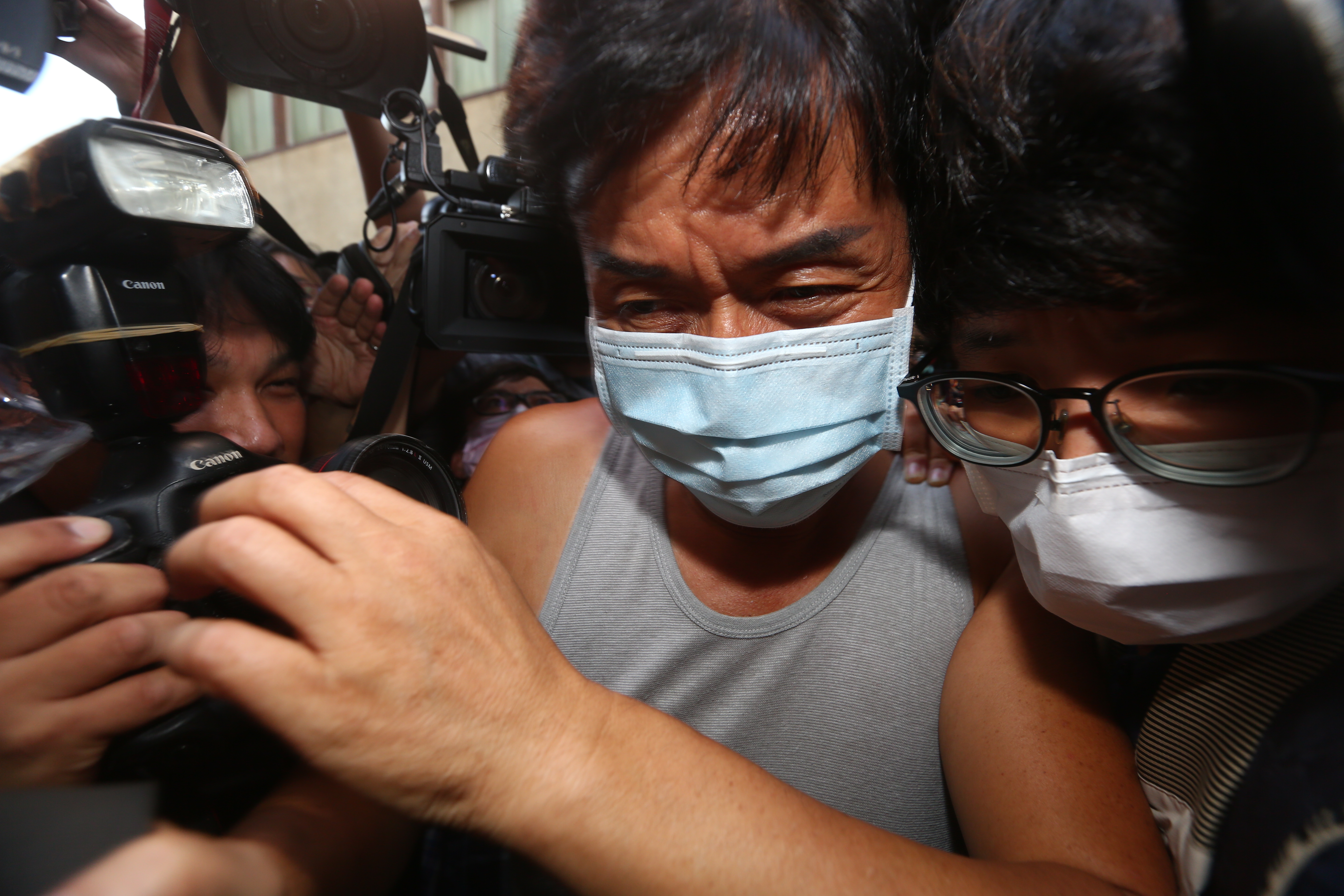 加利科技公司負責人林明進涉犯刑法詐欺及妨害農工商等罪，今凌晨移送林明進前往士林地檢署複訊，訊後諭知350萬元交保。