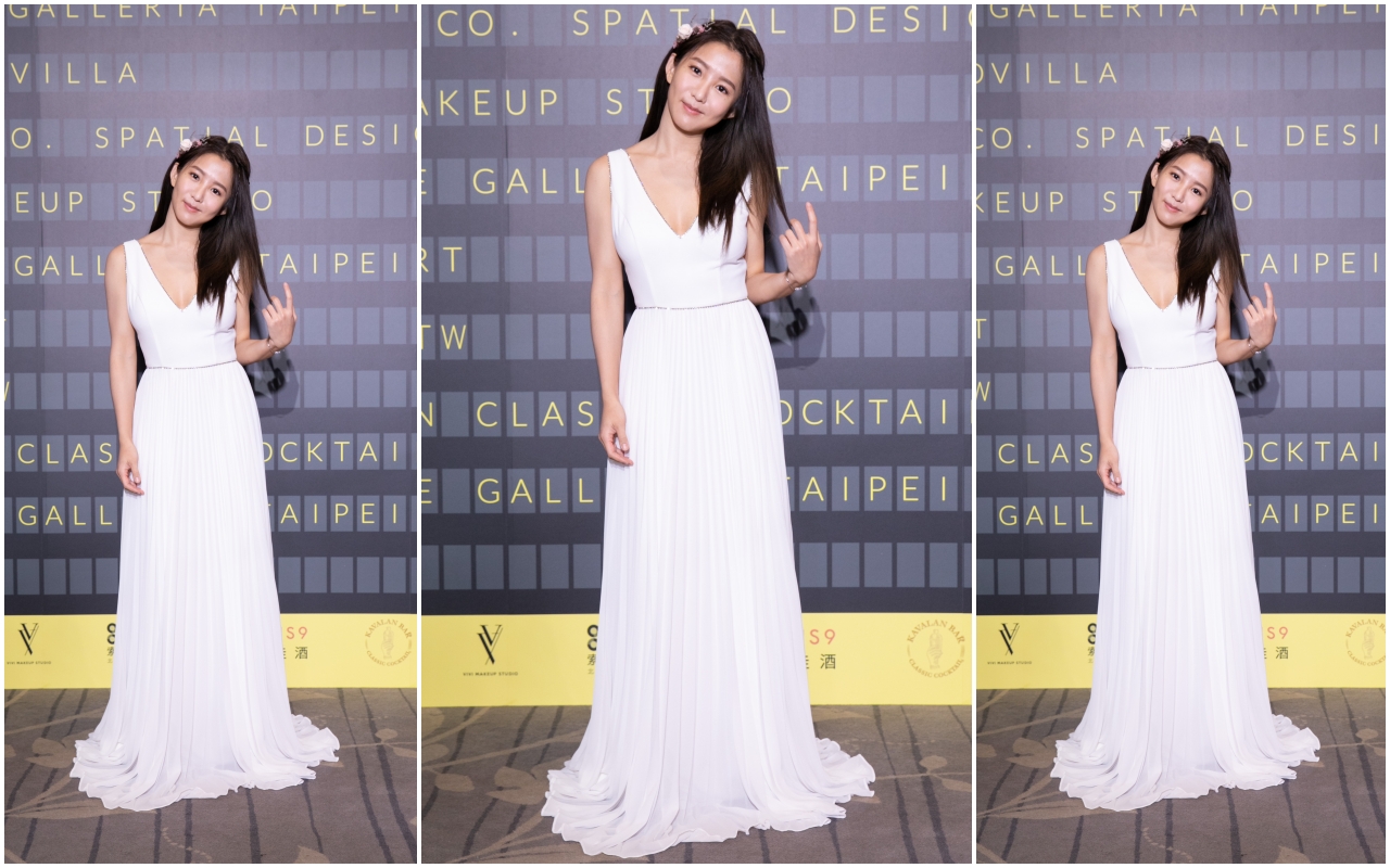 郭書瑤穿著純白釘珠雪紡百摺長禮服，透露是自己幻想在海島度假的模樣。（JASMINE GALLERIA提供）
