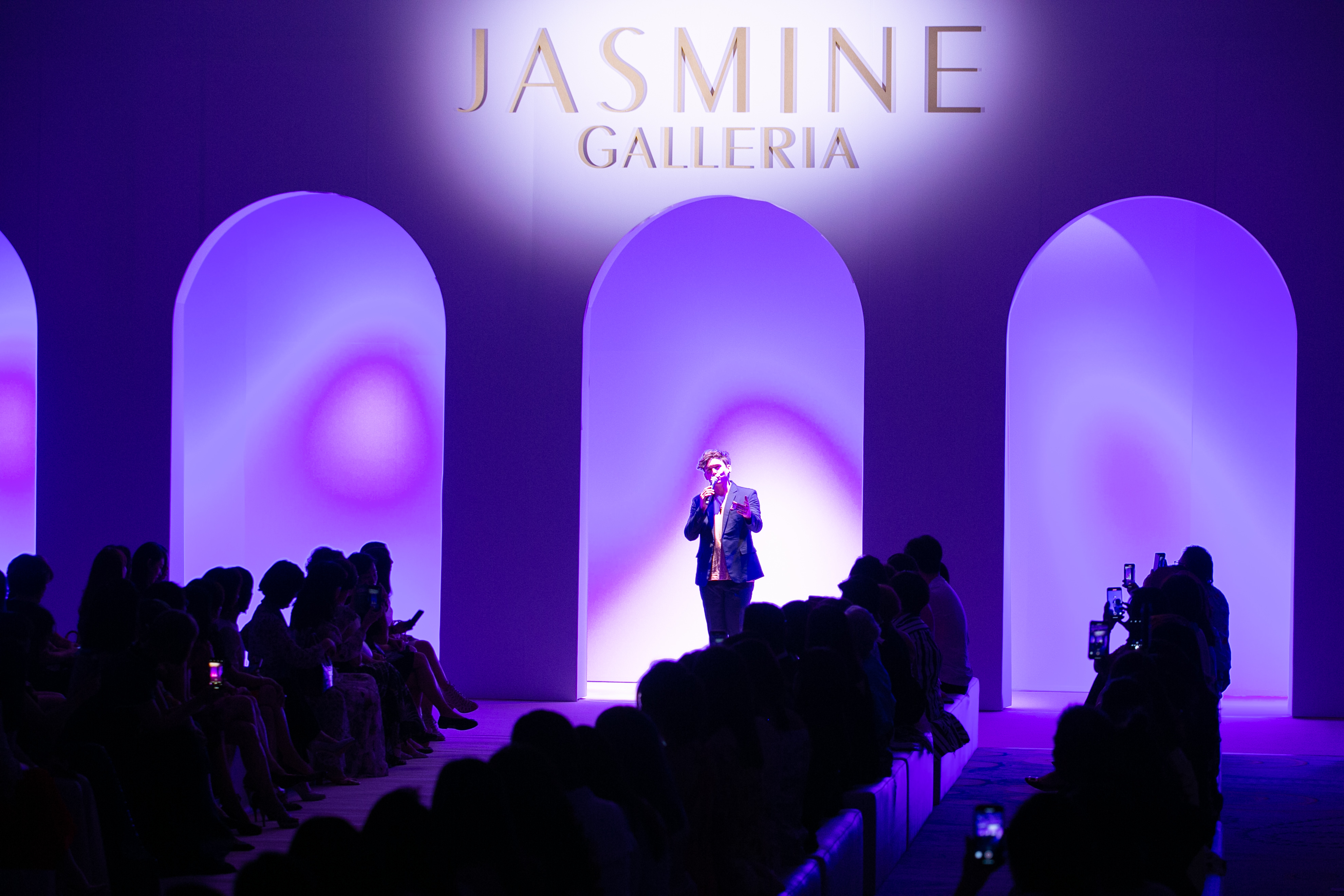 GALLERIA Resort 2021度假系列開秀時由倪安東現身演唱。(JASMINE GALLERIA提供)