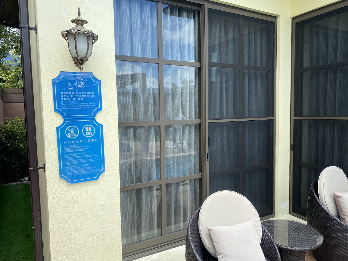 該酒店強調，重視旅客安全加裝監視器，並提醒房客使用戶外泳池需穿著泳裝等告示。（瑞穗天合國際觀光酒店提供）