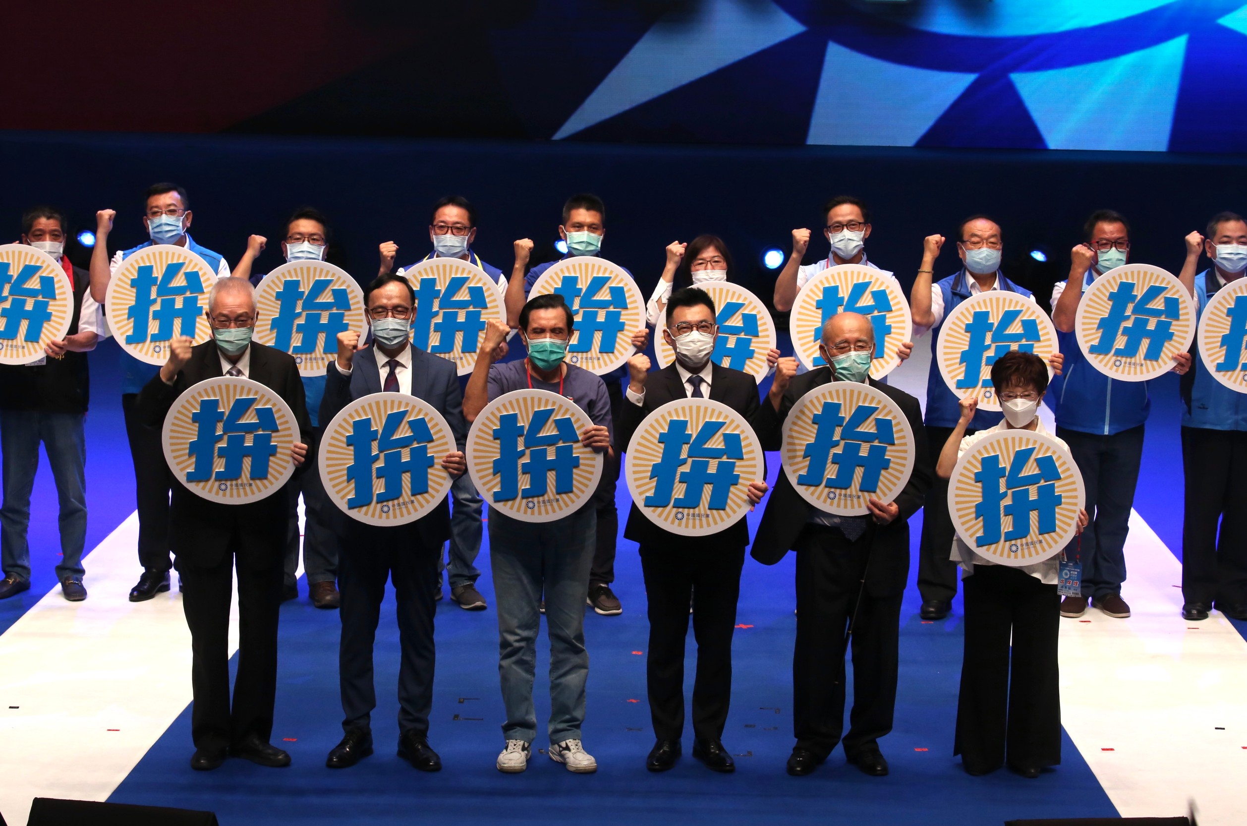 國民黨今舉行全代會，與會的台北市黨部主委黃呂錦茹意外拋出震撼彈，指立委蔣萬安已表態會參選下屆台北市長。