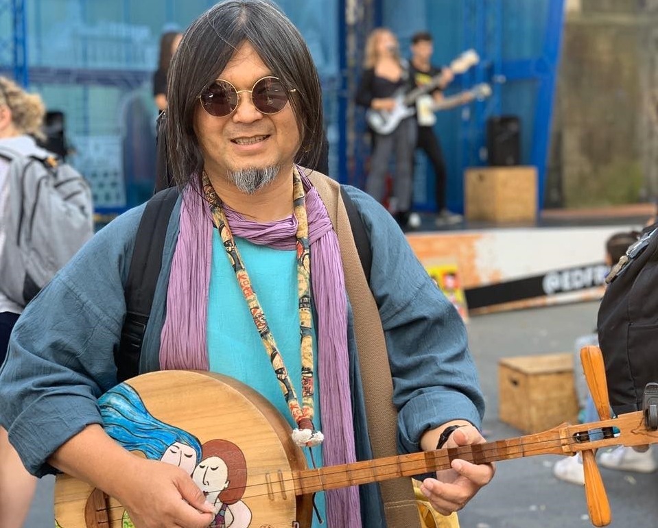 嚴詠能昨日（5日）到屏東縣萬丹鄉大憲宮獻唱，疑心肌梗塞昏倒在台上，送醫不治。（翻攝自嚴詠能臉書）