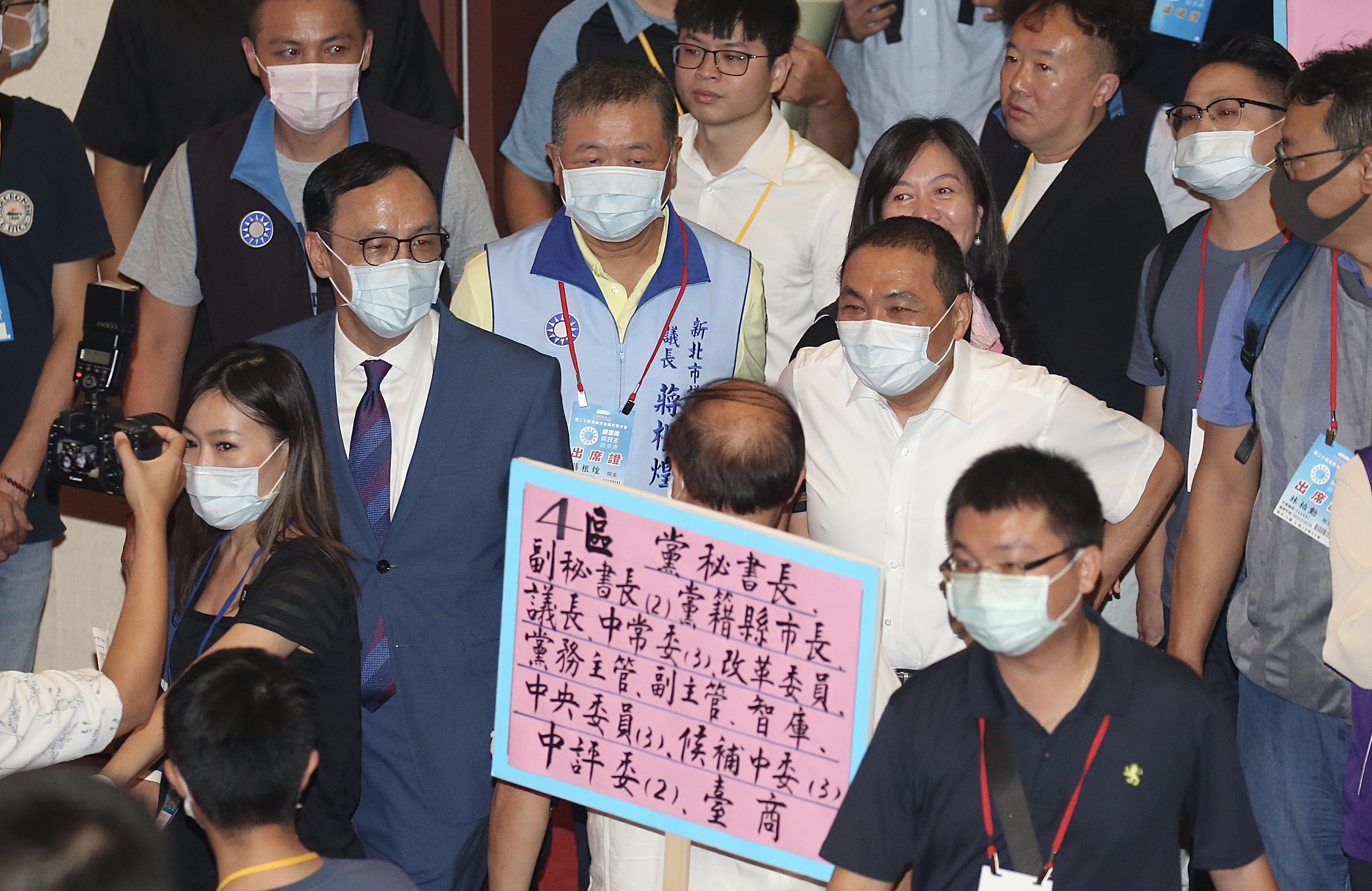 國民黨今召開全代會，新北市長侯友宜在黨主席江啟臣致詞完畢後，就匆匆離開現場，也沒出席反瘦肉精食安公投記者會。