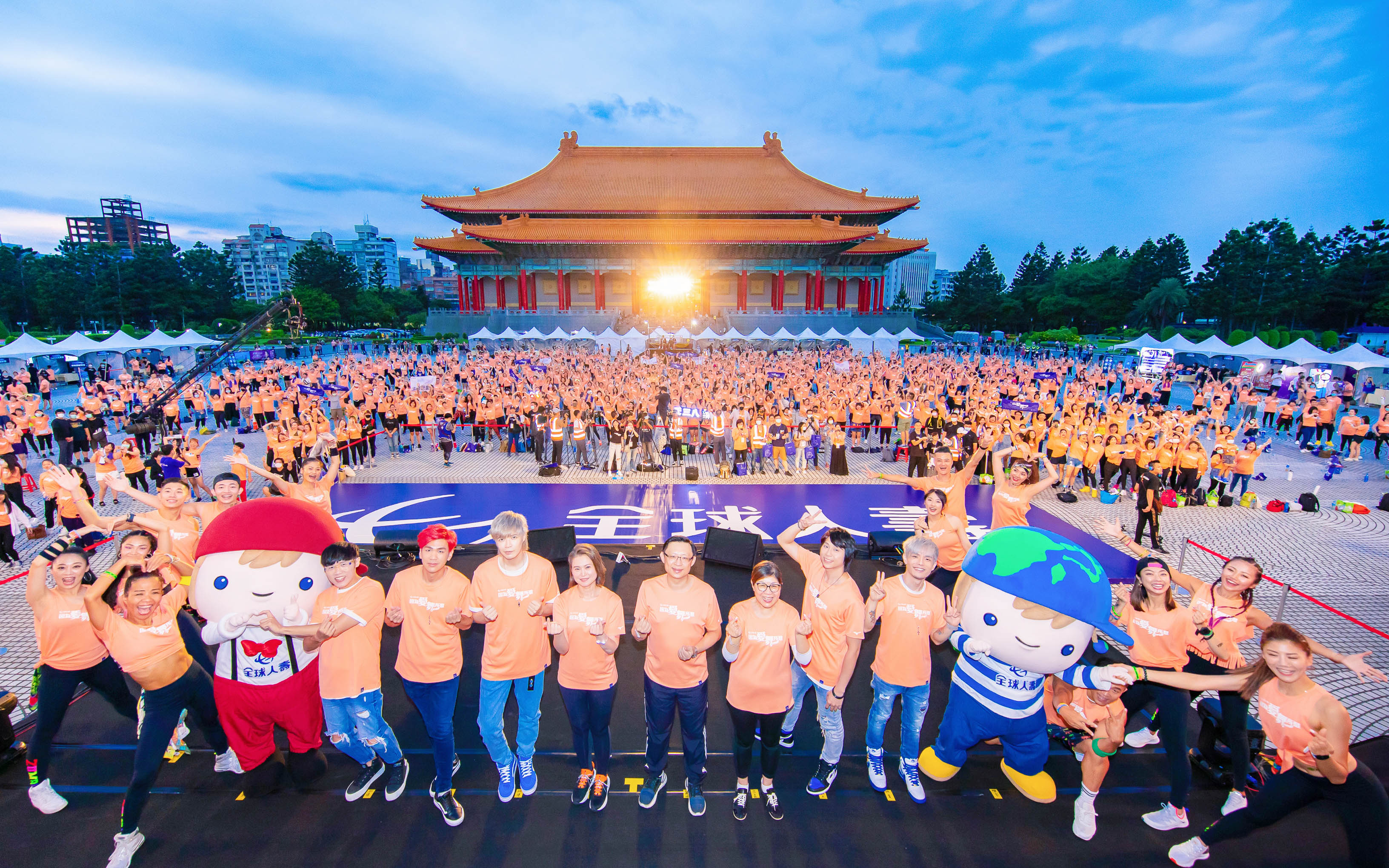 全球人壽副董事長林文惠（圖中左）及總經理馬君碩（圖中右）帶領上千位參與民眾體驗ZUMBA樂趣。（全球人壽提供）