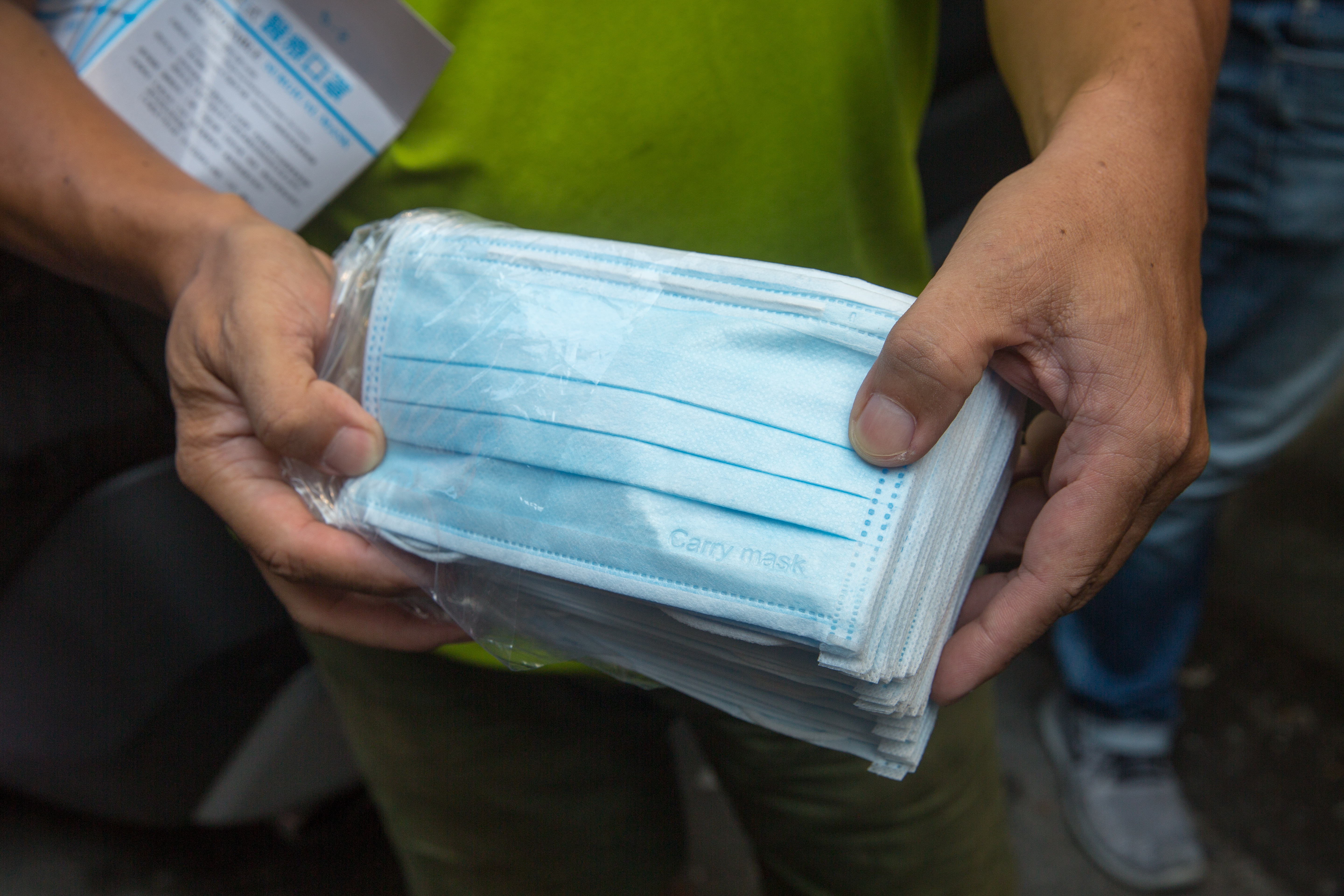 指揮中心物資組組長蔡壽洤表示，目前有83萬偽台製口罩遭扣押，且進口業者包含口罩國家隊成員。