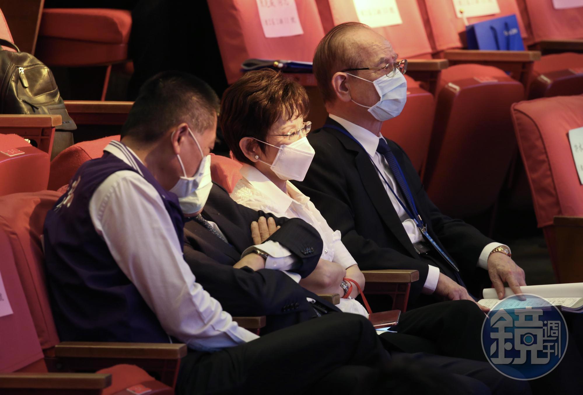 洪秀柱在全代會提出「護憲保臺決議文」案,但在會議主席林豐正的裁示下不不了之。