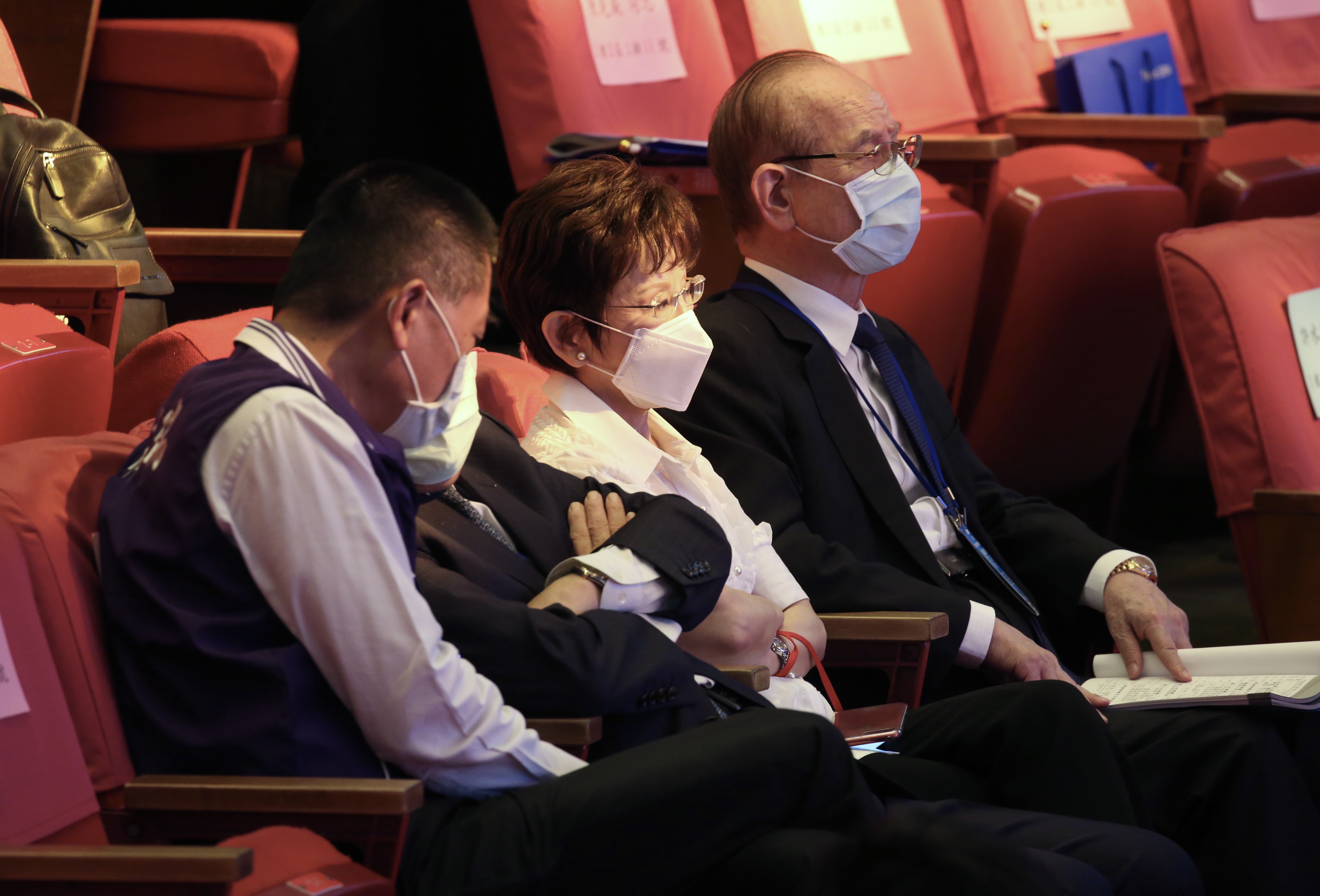 洪秀柱在全代會提出「護憲保臺決議文」案,但在會議主席林豐正的裁示下不不了之。