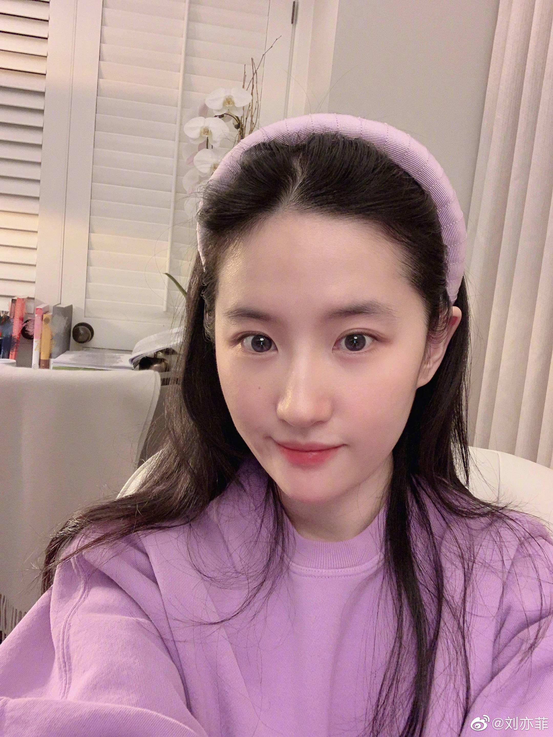 劉亦菲年輕時的臉型五官被公認最符合張愛玲筆下的葛薇龍，但她也無緣此角。（劉亦菲微博）