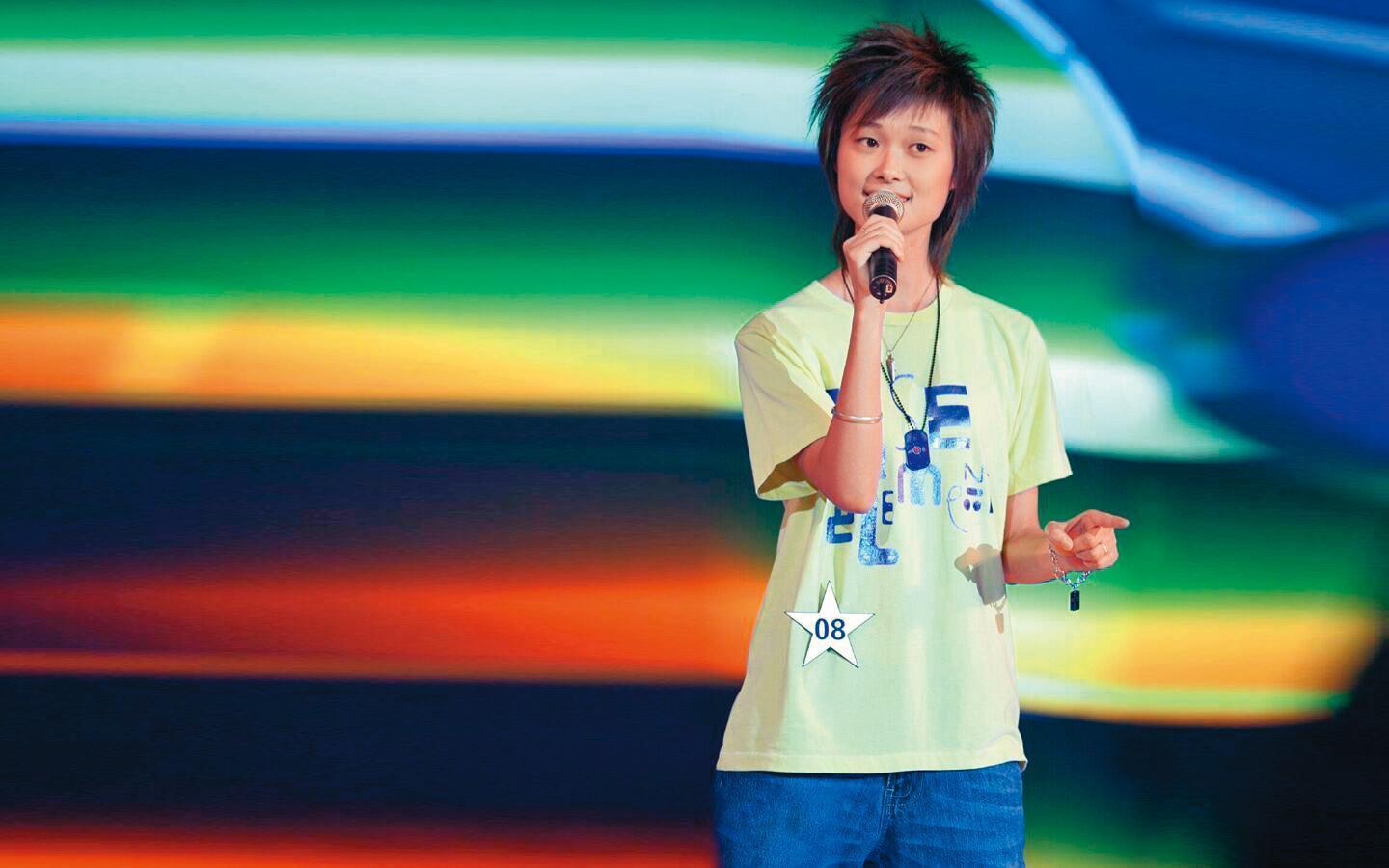 李宇春2005年從《超級女聲》選秀奪冠出道（圖），至今形象丕變，15年來人氣不墜，也帶動大陸粉絲對本土偶像崇拜風氣。（翻攝自微博）