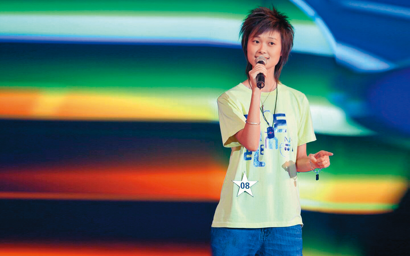 李宇春2005年從《超級女聲》選秀奪冠出道(圖),至今形象丕變,15年來人氣不墜,也帶動大陸粉絲對本土偶像崇拜風氣。(翻攝自微博)