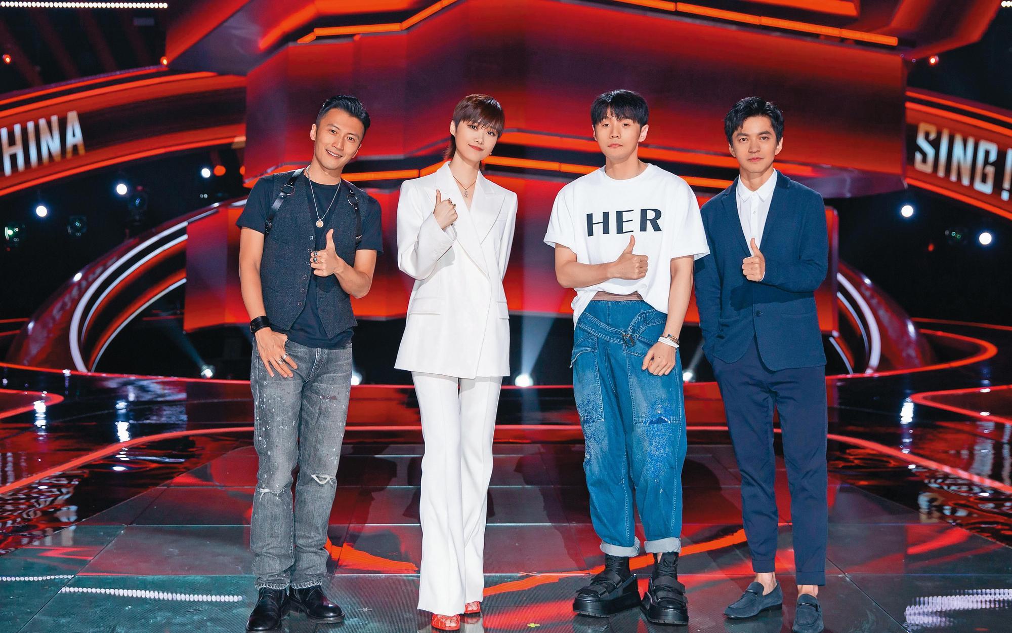 新一季《中國好聲音》由謝霆鋒（左起）、李宇春、李榮浩、李健擔任導師，首集開錄與媒體見面時，兩位年輕後輩反站在中間C位。（翻攝自《中國好聲音》微博）