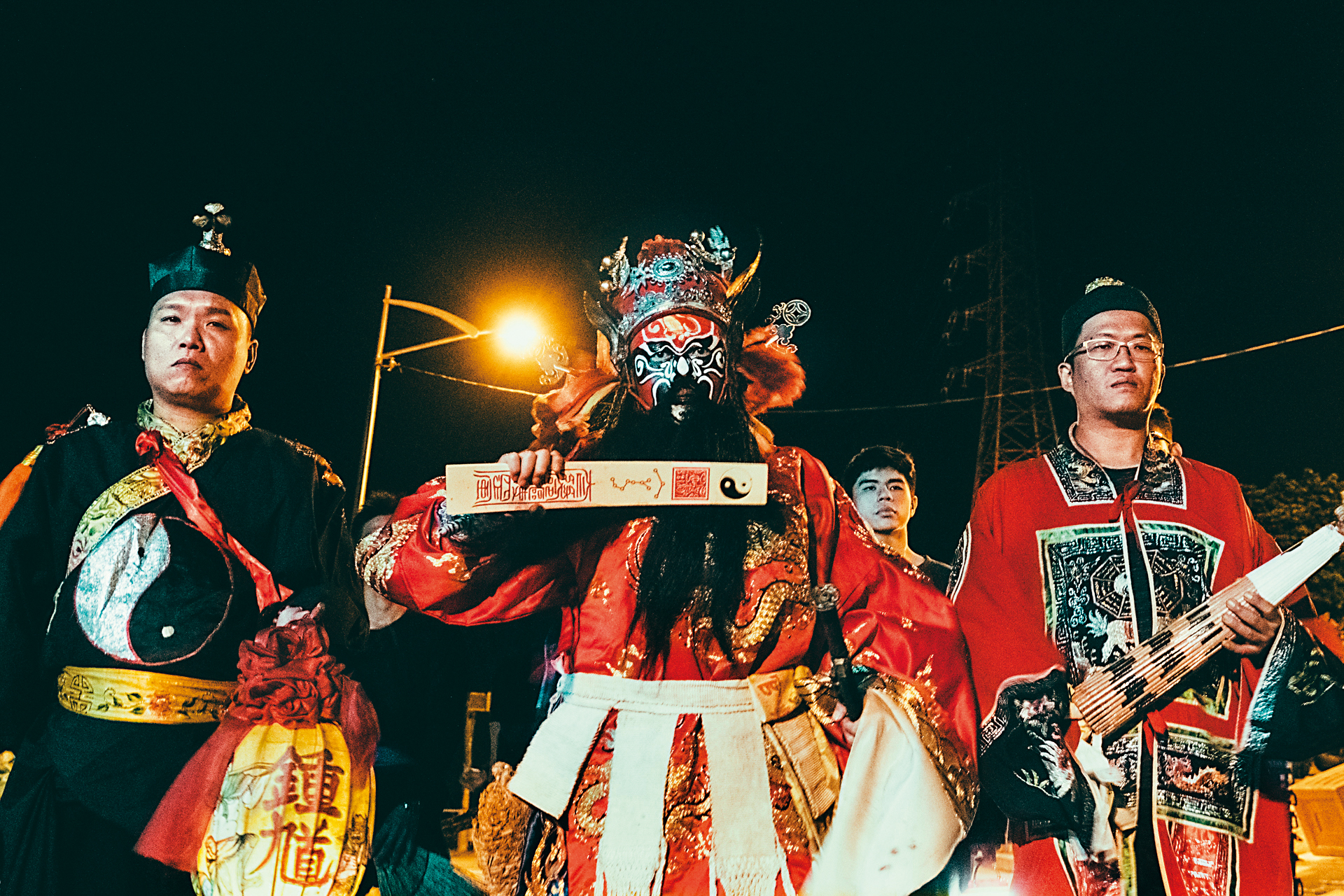 金馬影帝李康生（中）飾演扮鍾馗的法師，電影宗教顧問龍哥（左）拍片時全程在現場。（華影提供）