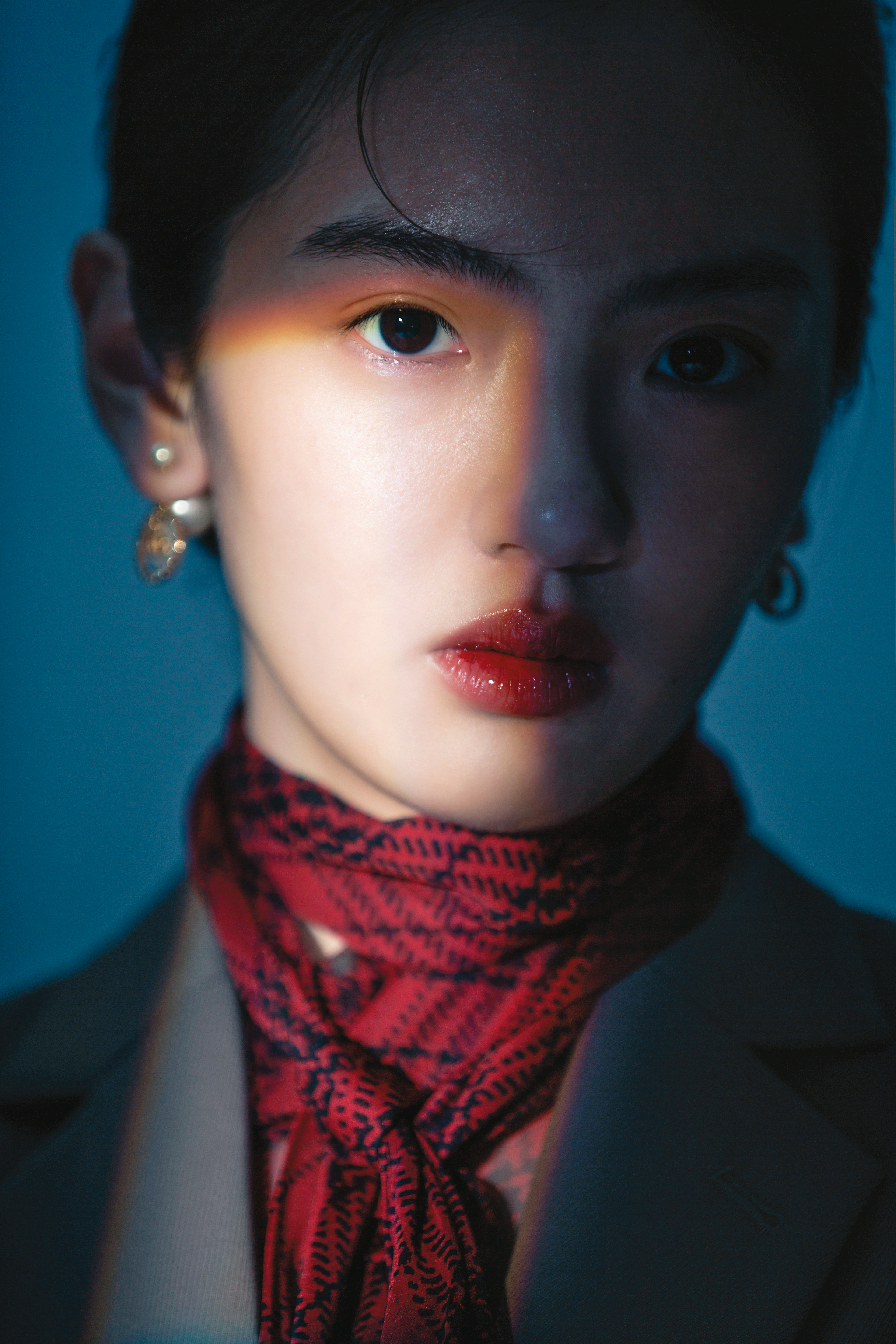 駝色西裝外套 NT$150,100 by Brunello Cucinelli；紅色雪紡格紋襯衫 價格店洽 by SAINT LAURENT；珍珠釘釦耳環 NT$24,000 by DIOR。
