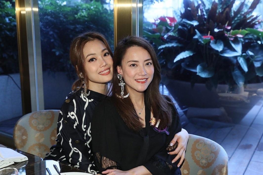 阿嬌經紀人霍汶希（右）與好友容祖兒一早搭機趕往廈門探視阿嬌受傷情況。（翻攝自霍汶希臉書）