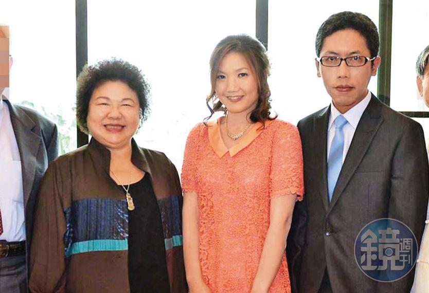 丁允恭(右)和前妻嚴婉玲(中)在2013年訂婚,時任高雄市長陳菊(左)也到場見證。(讀者提供)