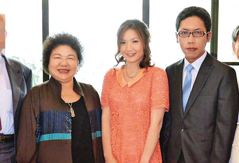 丁允恭（右）和前妻嚴婉玲（中）在2013年訂婚，時任高雄市長陳菊（左）也到場見證。（讀者提供）