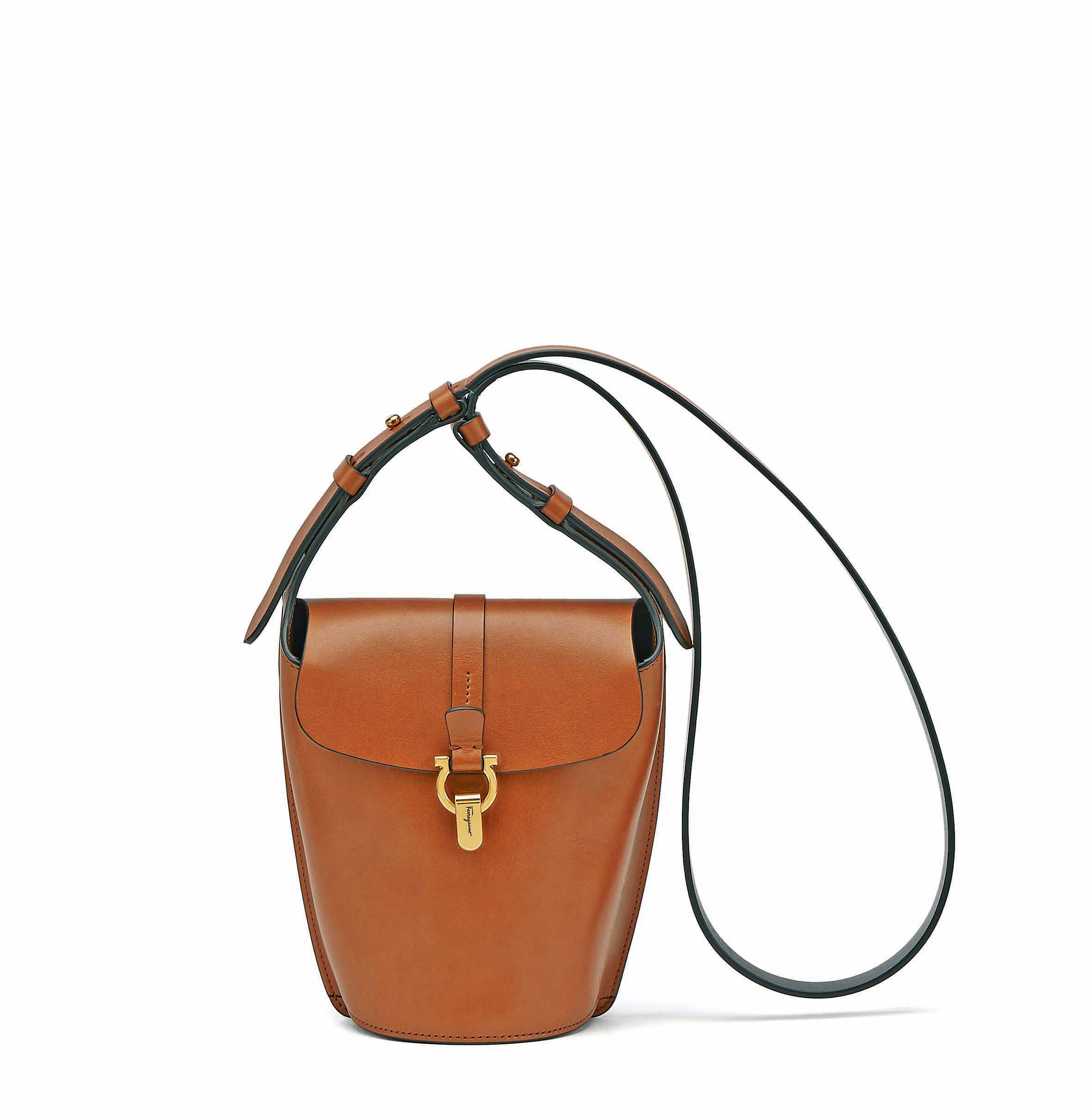 New Line駝色牛皮斜背包。NT$55,900。(Salvatore Ferragamo提供)