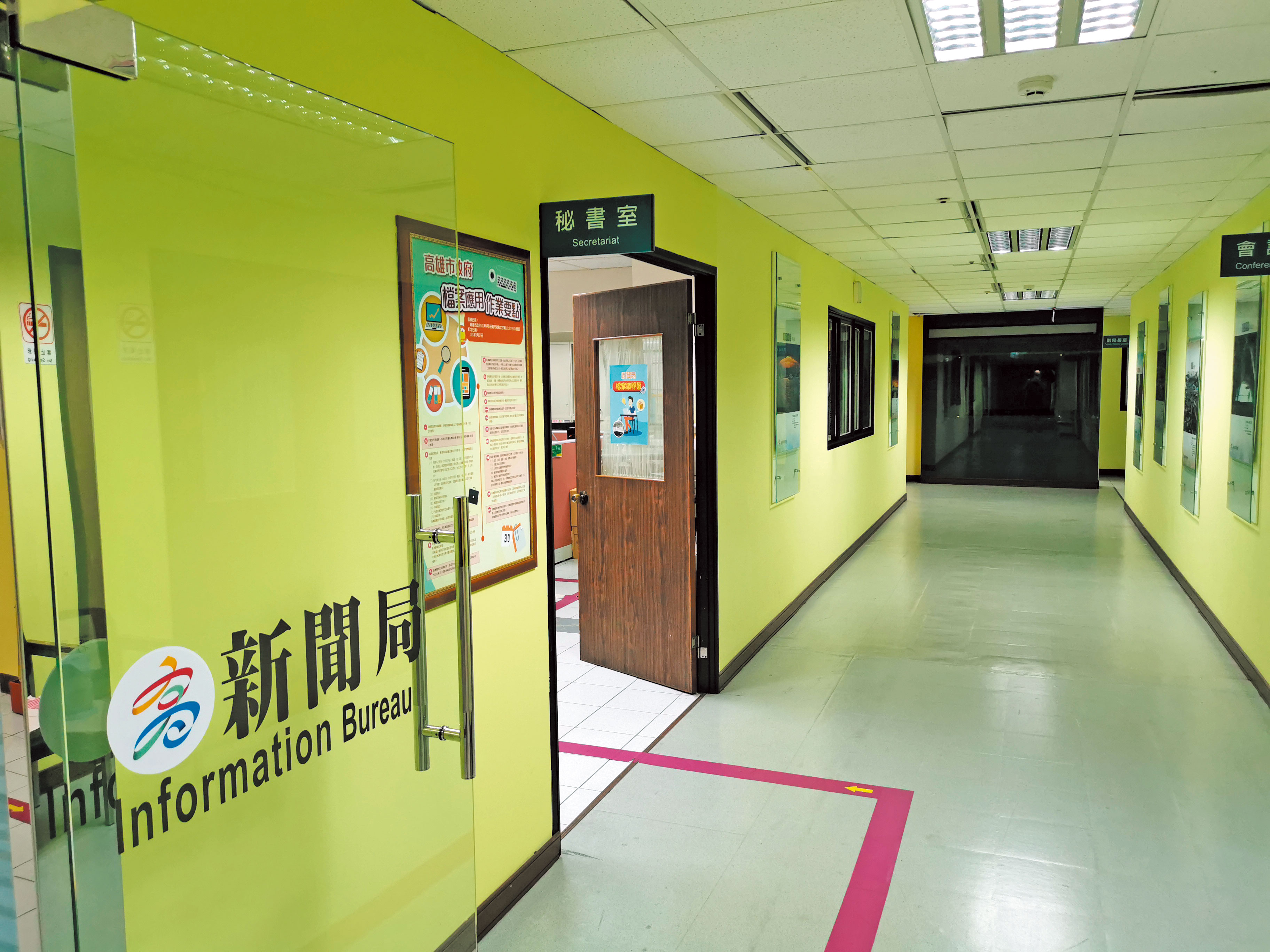 Y女稱丁允恭擔任高雄市新聞局長時，曾要她穿著性感衣著到新聞局找他，2人多次在局長室內發生性行為。