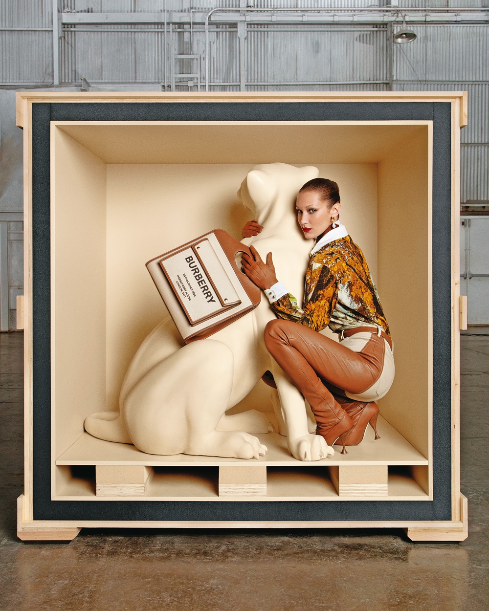 BURBERRY由超模Bella Hadid以豹的角色為形象視覺注入生命。BURBERRY Pocket NT$55,000。(BURBERRY提供)