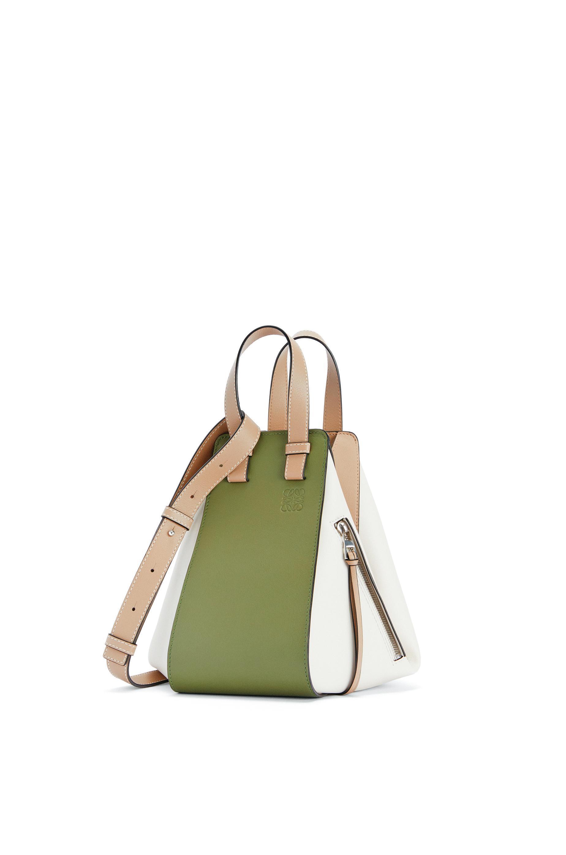 Hammock酪梨綠白拼色小牛皮肩背提包。NT$88,000。(LOEWE提供)