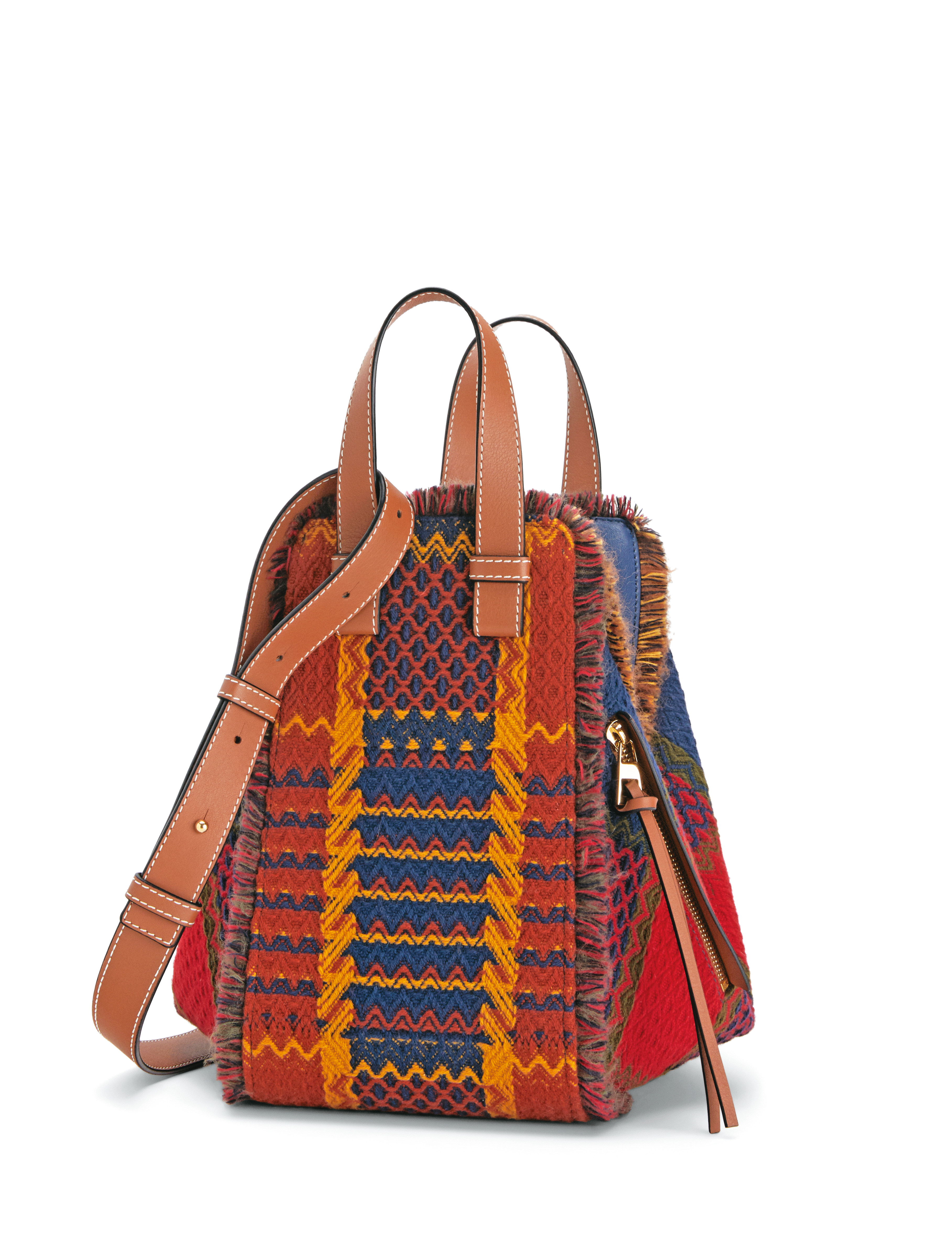 Hammock紅色織布拼接小牛皮肩背提包。NT$81,000。(LOEWE提供)