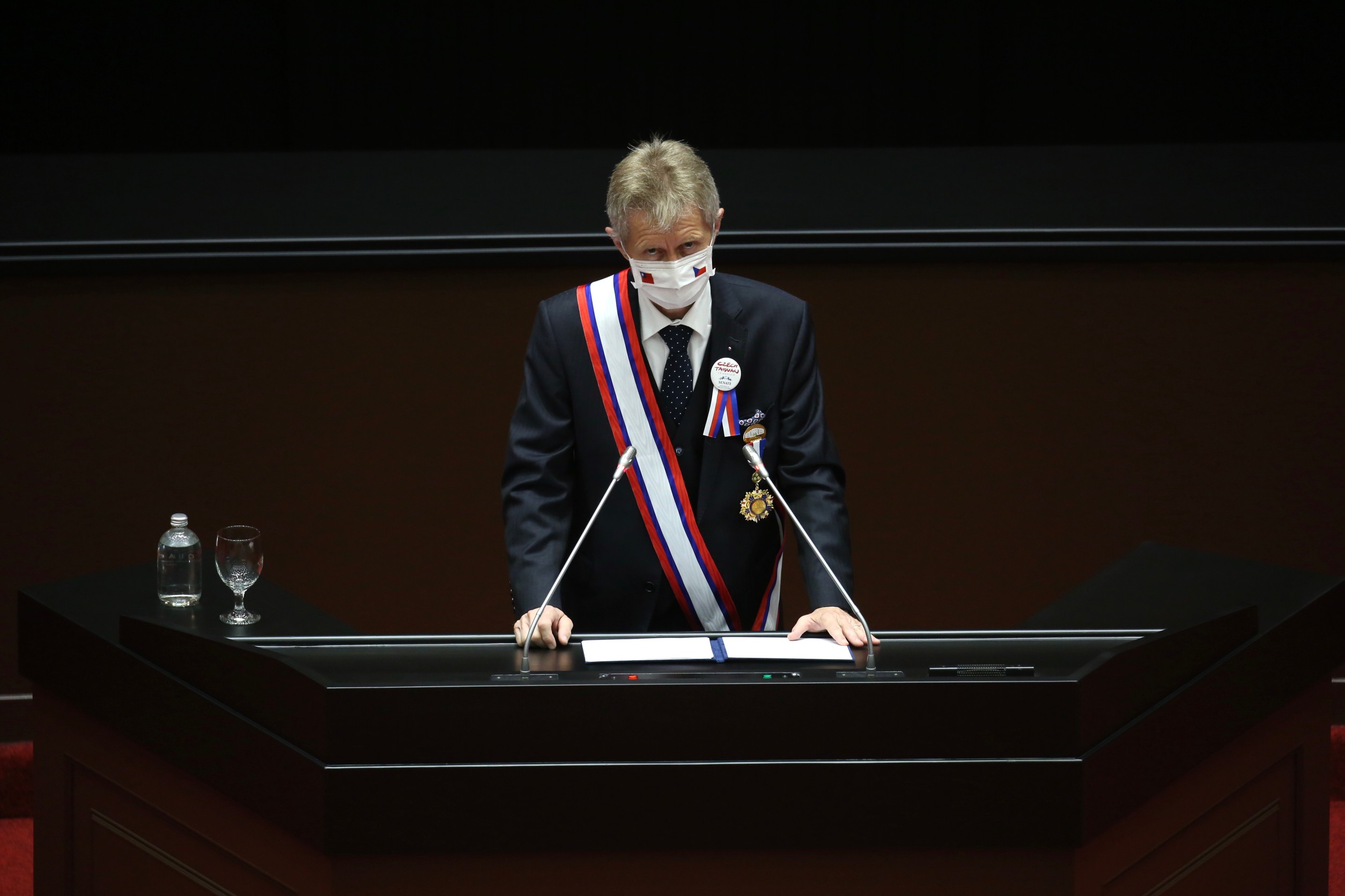 韋德齊訪台歸國造成捷克國政熱議，總統、總理紛紛批評他行為不妥。