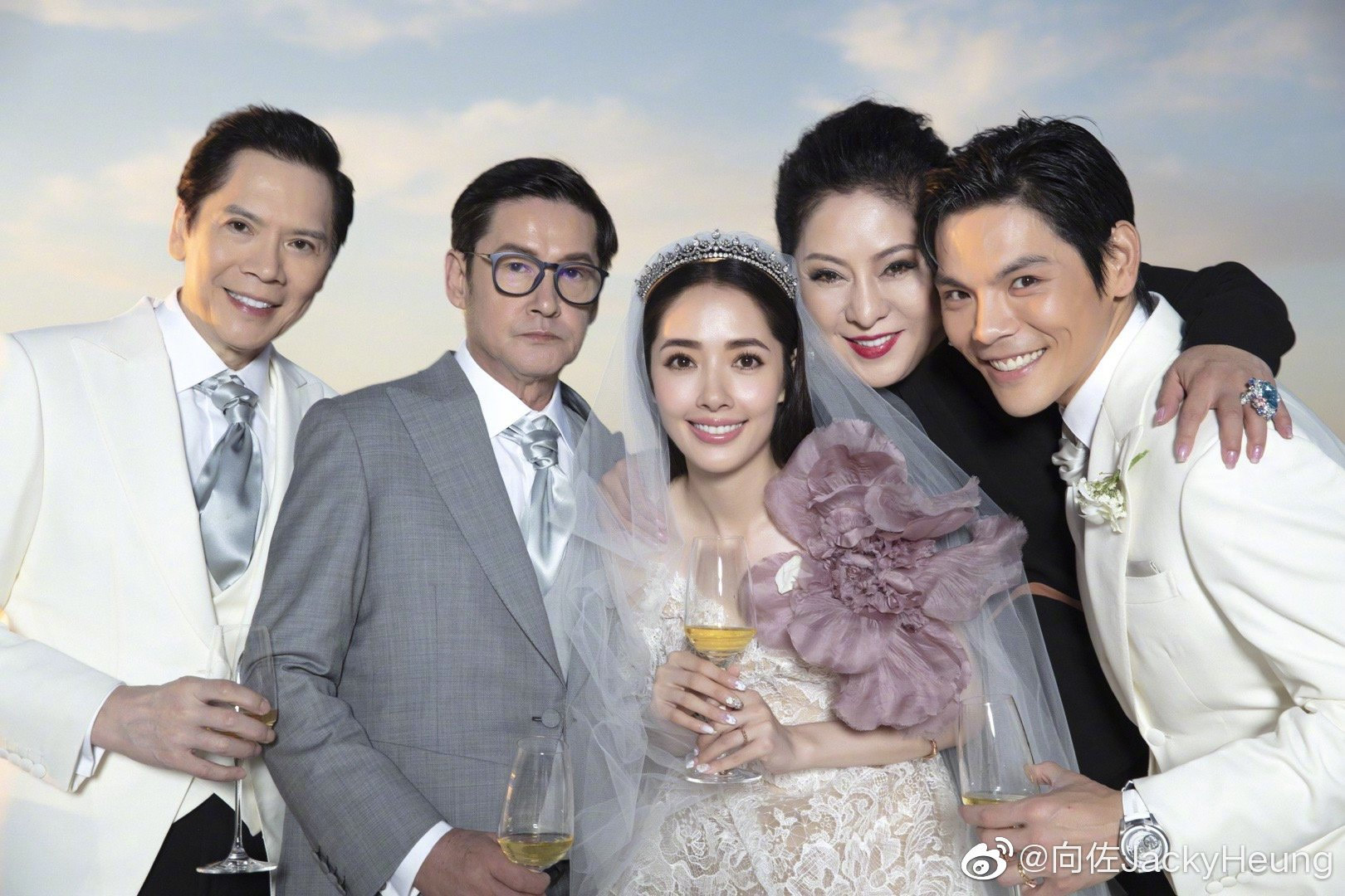 向太陳嵐（右二）向媒體證實兒子向佐（右一）已在上週來台灣陪產郭碧婷。（翻攝自向太陳嵐微博）
