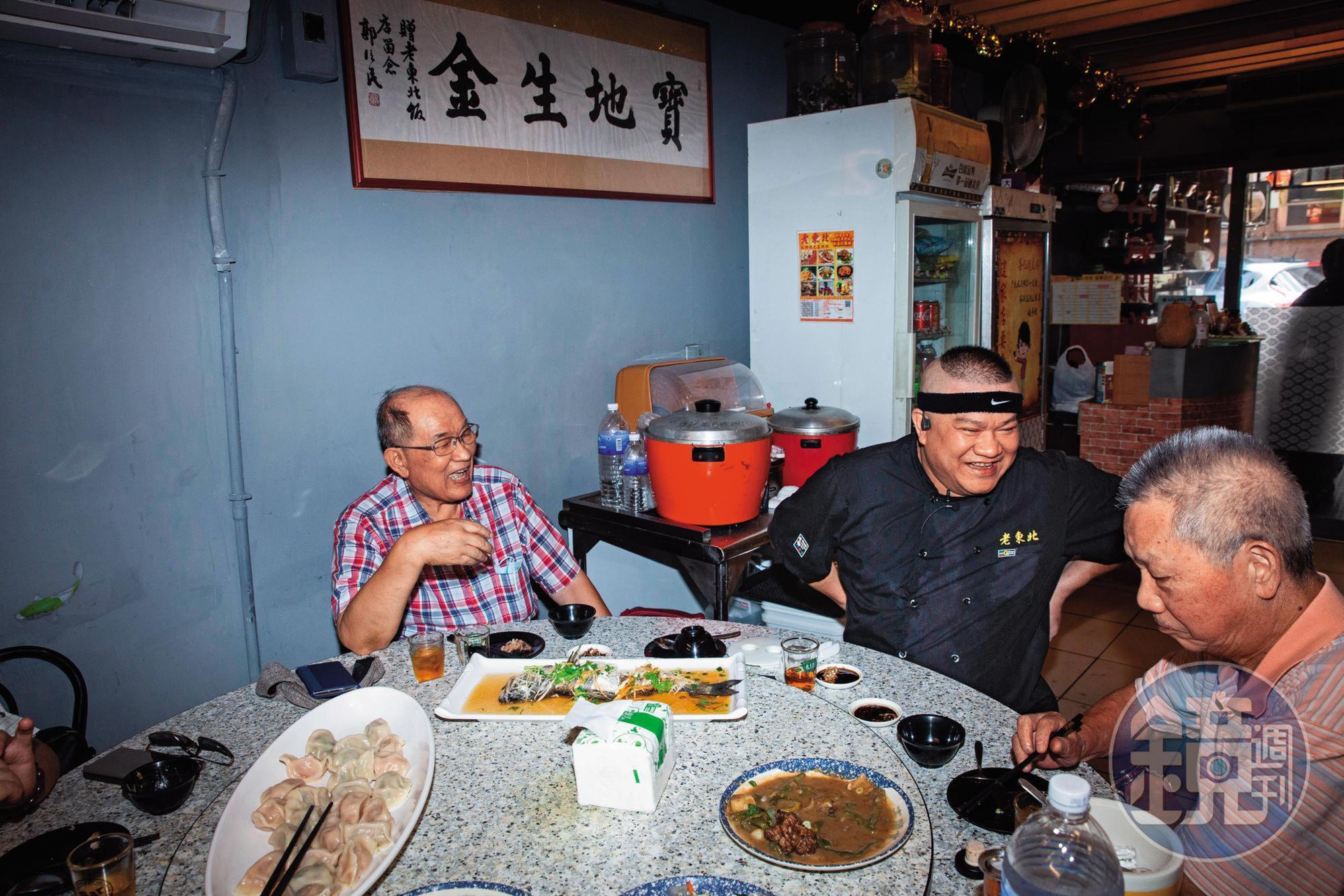 楊波(右2)炒菜之餘會向客人介紹東北菜的特色,因而與許多客人結為好友。