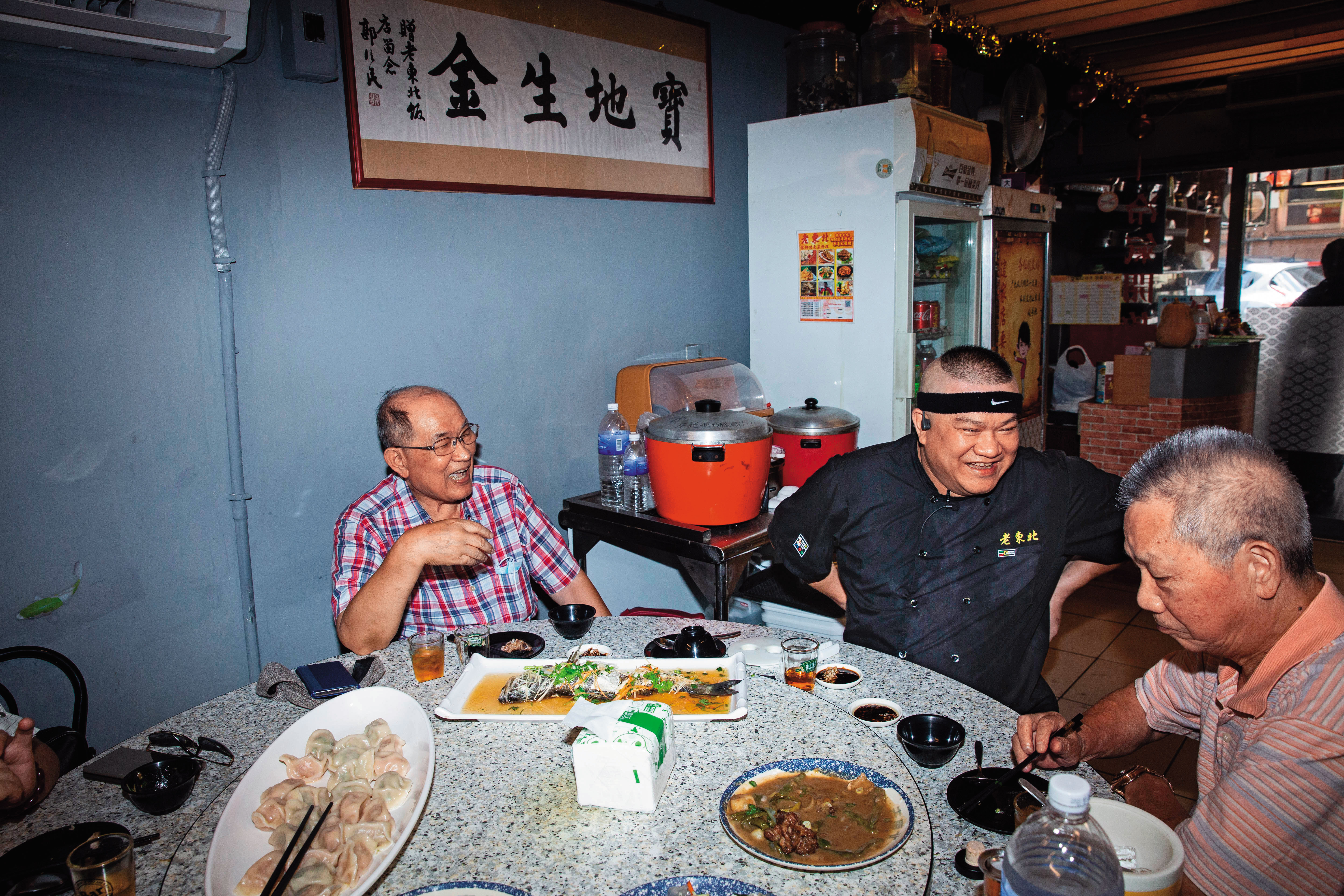 楊波（右2）炒菜之餘會向客人介紹東北菜的特色，因而與許多客人結為好友。