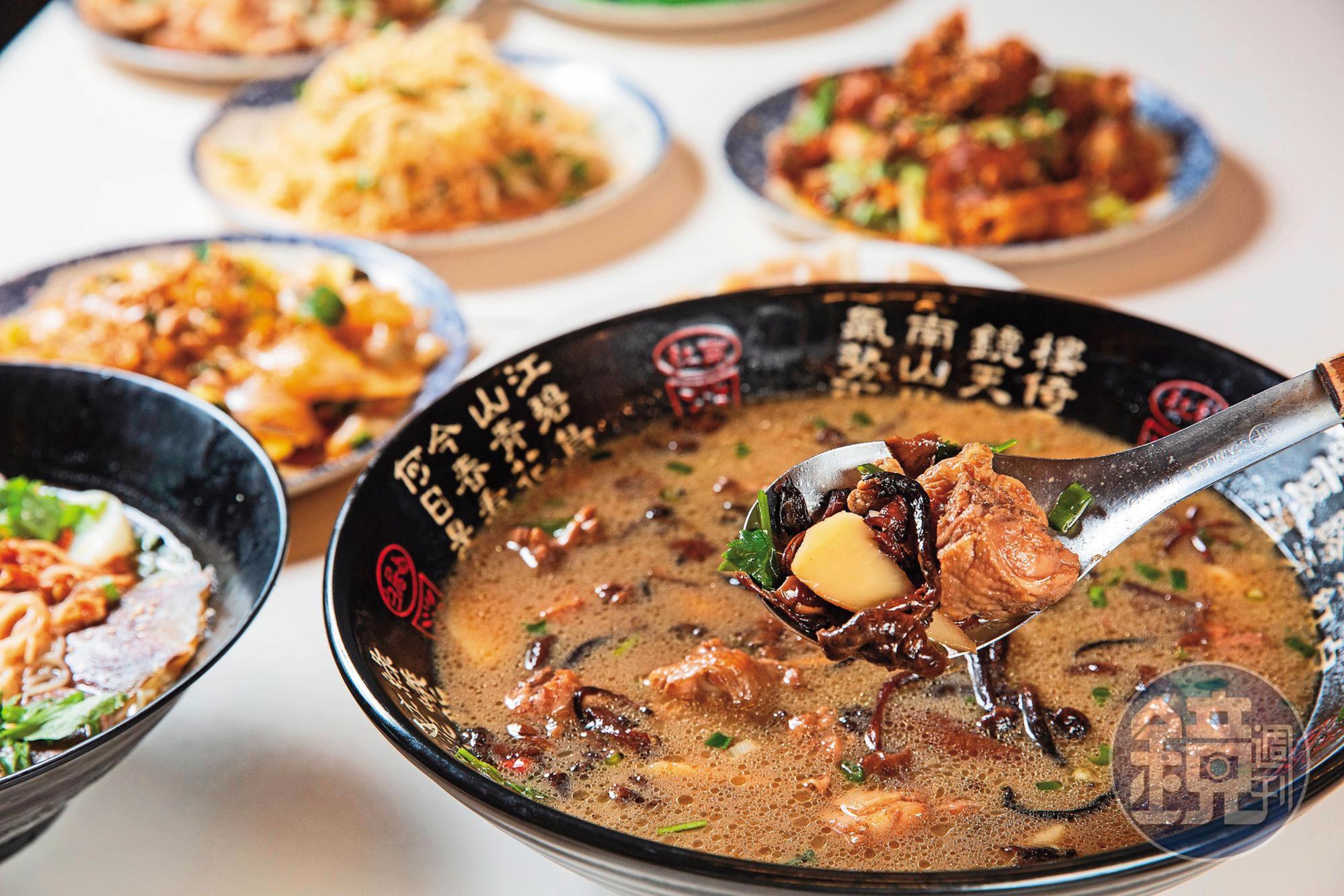 東北菜代表「小雞燉蘑菇」以東北野生榛蘑製作,老闆必須託東北老鄉回台時幫忙運回。(880元/份)