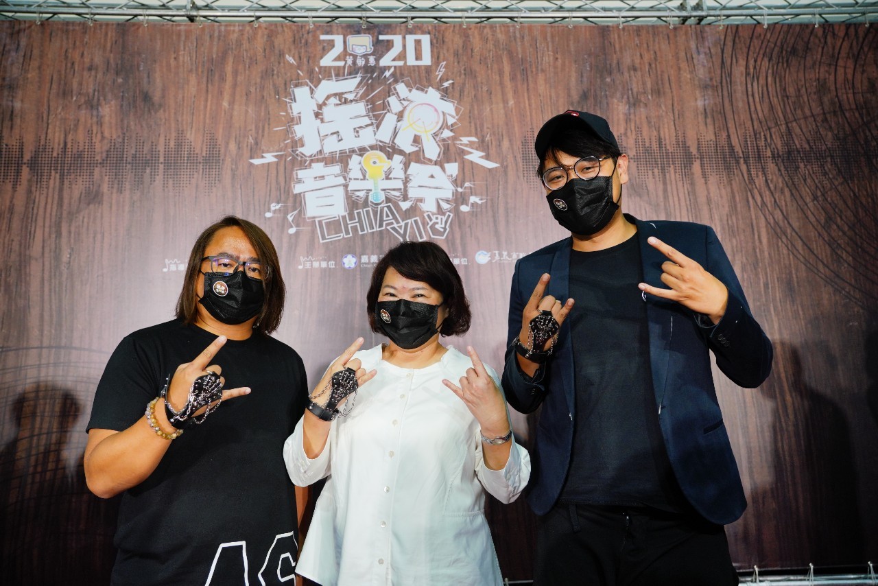 第一屆的嘉義搖滾音樂祭即將在國慶連假登場，市長黃敏惠（中）與2大音樂人老諾（左）、阿福（右）一起舉行啟動記者會。