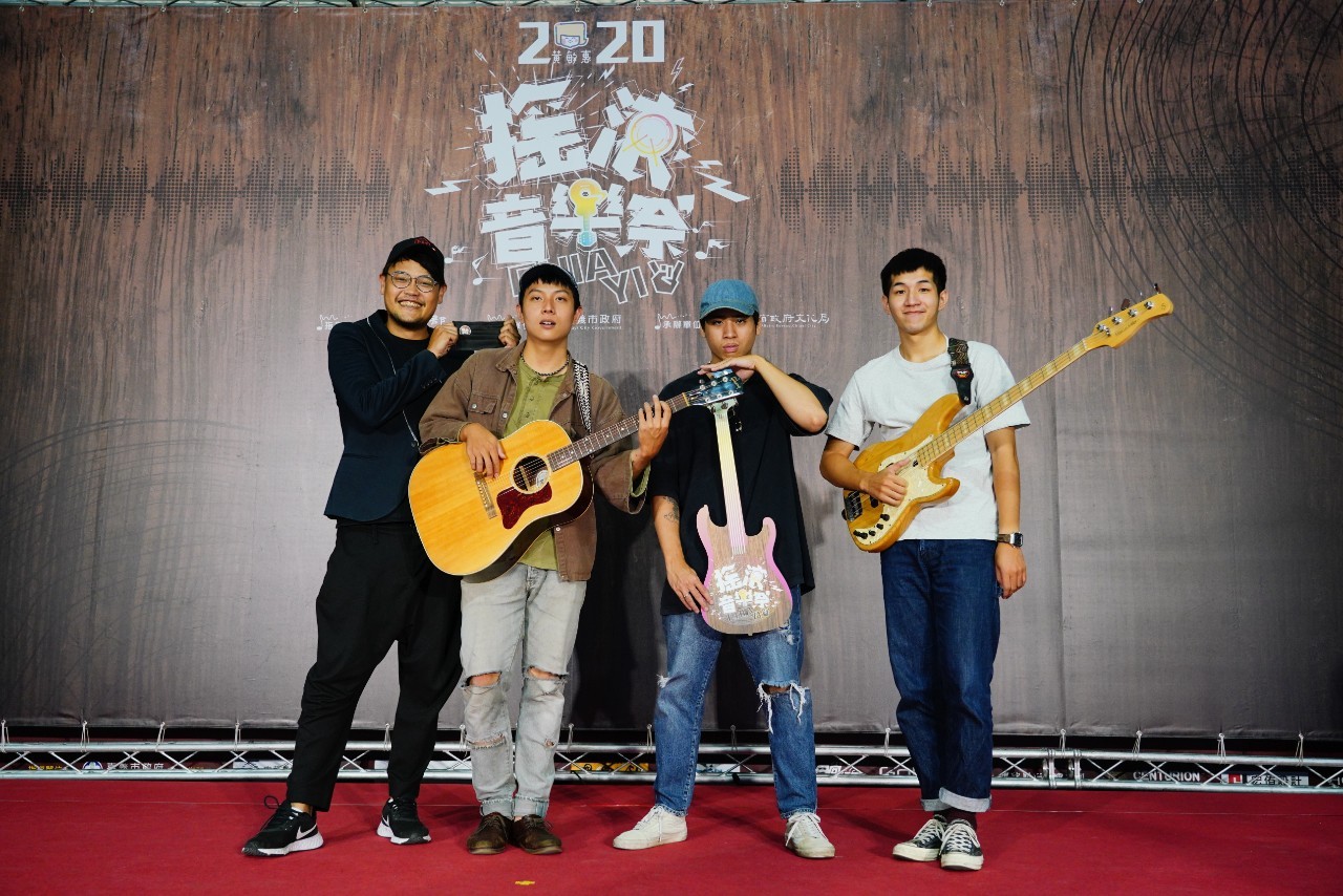 蘇打綠團長阿福(左)積極培育新生代樂團,他旗下由謝博安領軍的樂團鹿洐人也將參加嘉義搖滾音樂祭。
