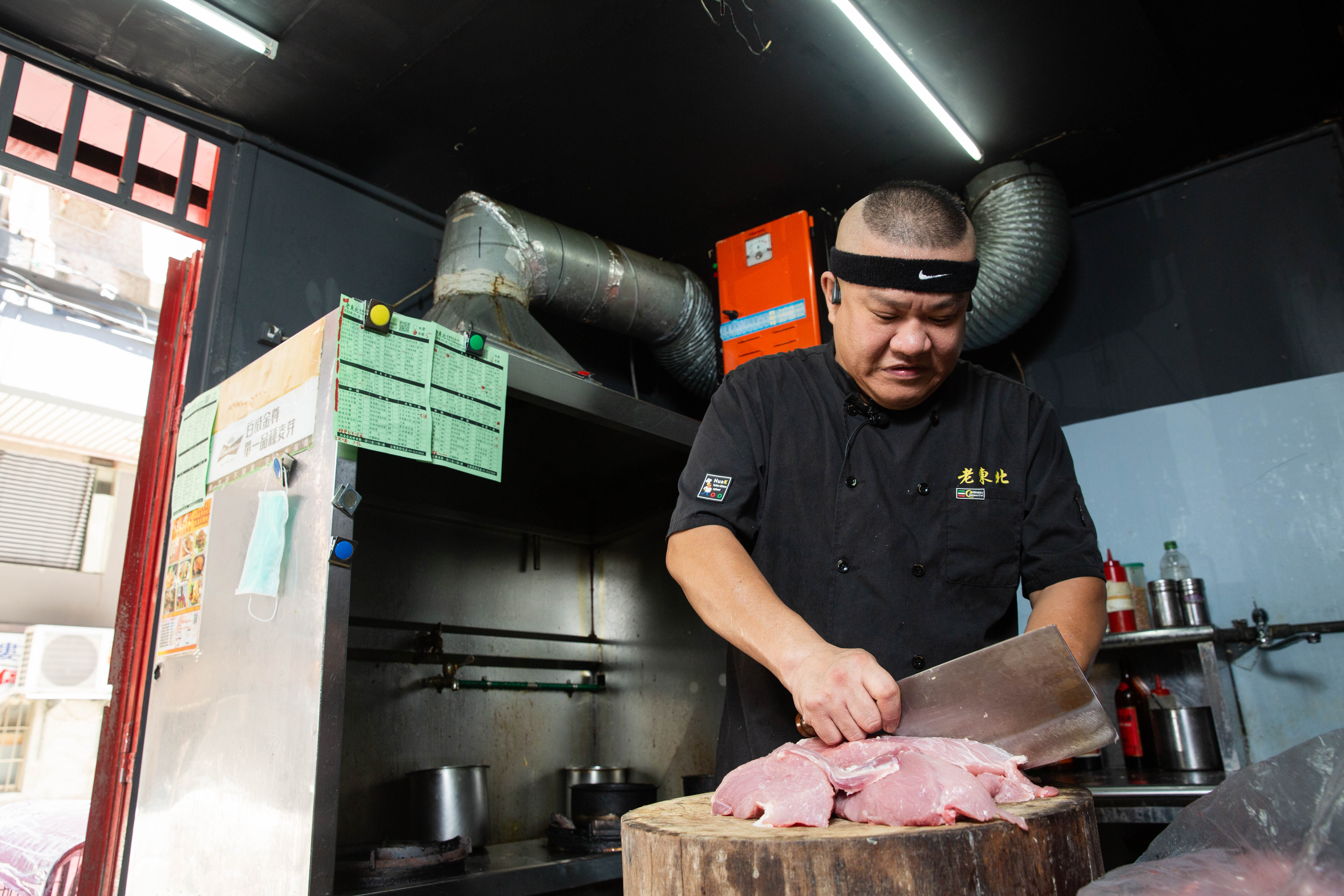 來自中國延吉的楊波不甘台灣人將東北菜與酸白菜鍋劃上等號，他端出近百道家鄉菜證明東北菜滋味百變。