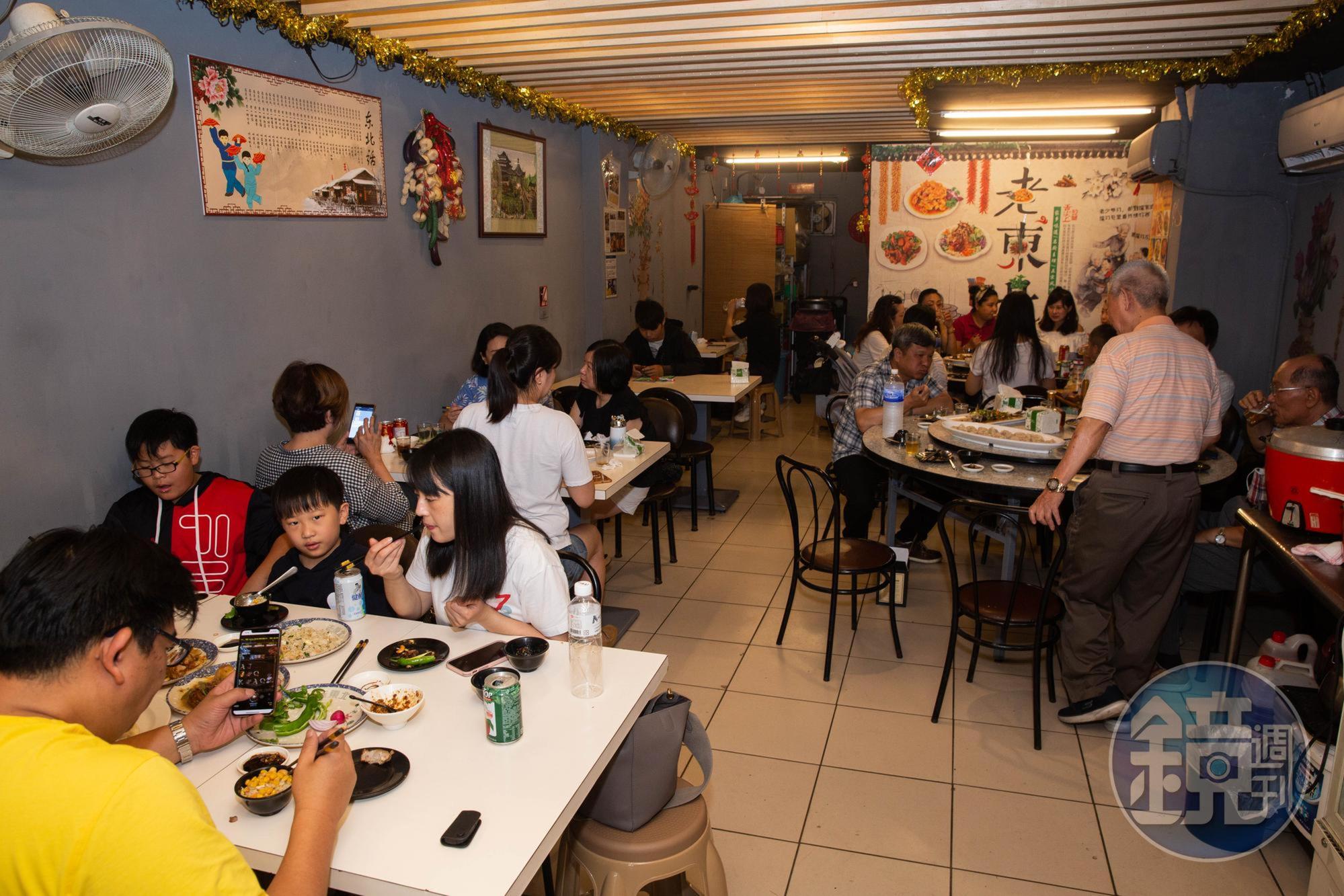 每逢用餐時間,老東北必定座無虛席,用餐最好事先預約。
