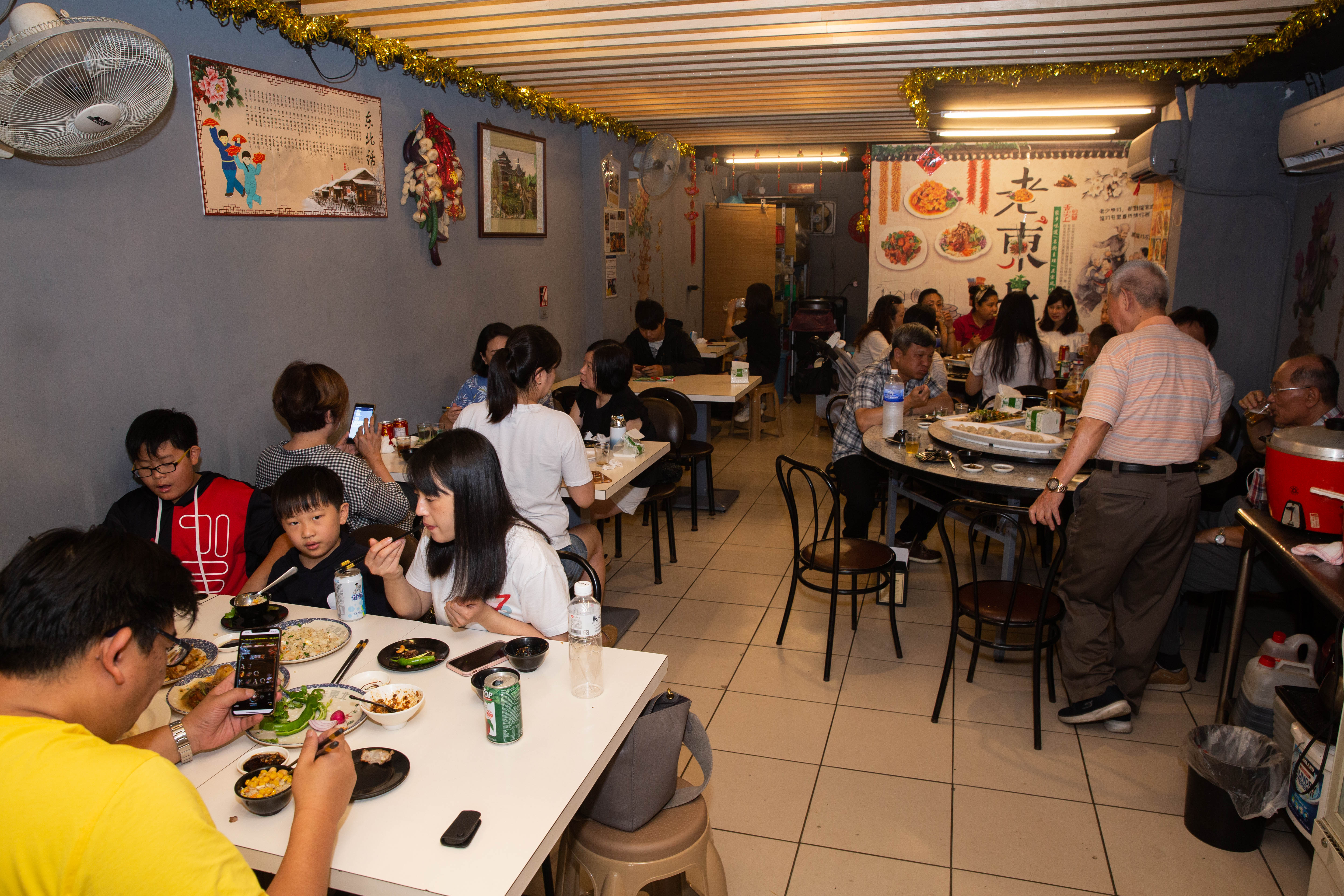 每逢用餐時間,老東北必定座無虛席,用餐最好事先預約。