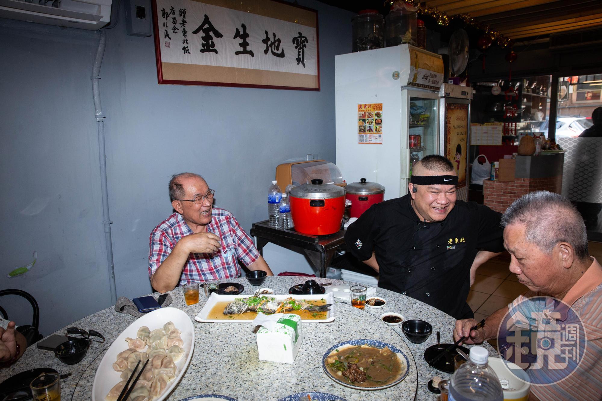 楊波(中)炒菜之餘會介紹客人東北菜的特色,與許多客人結為好友。
