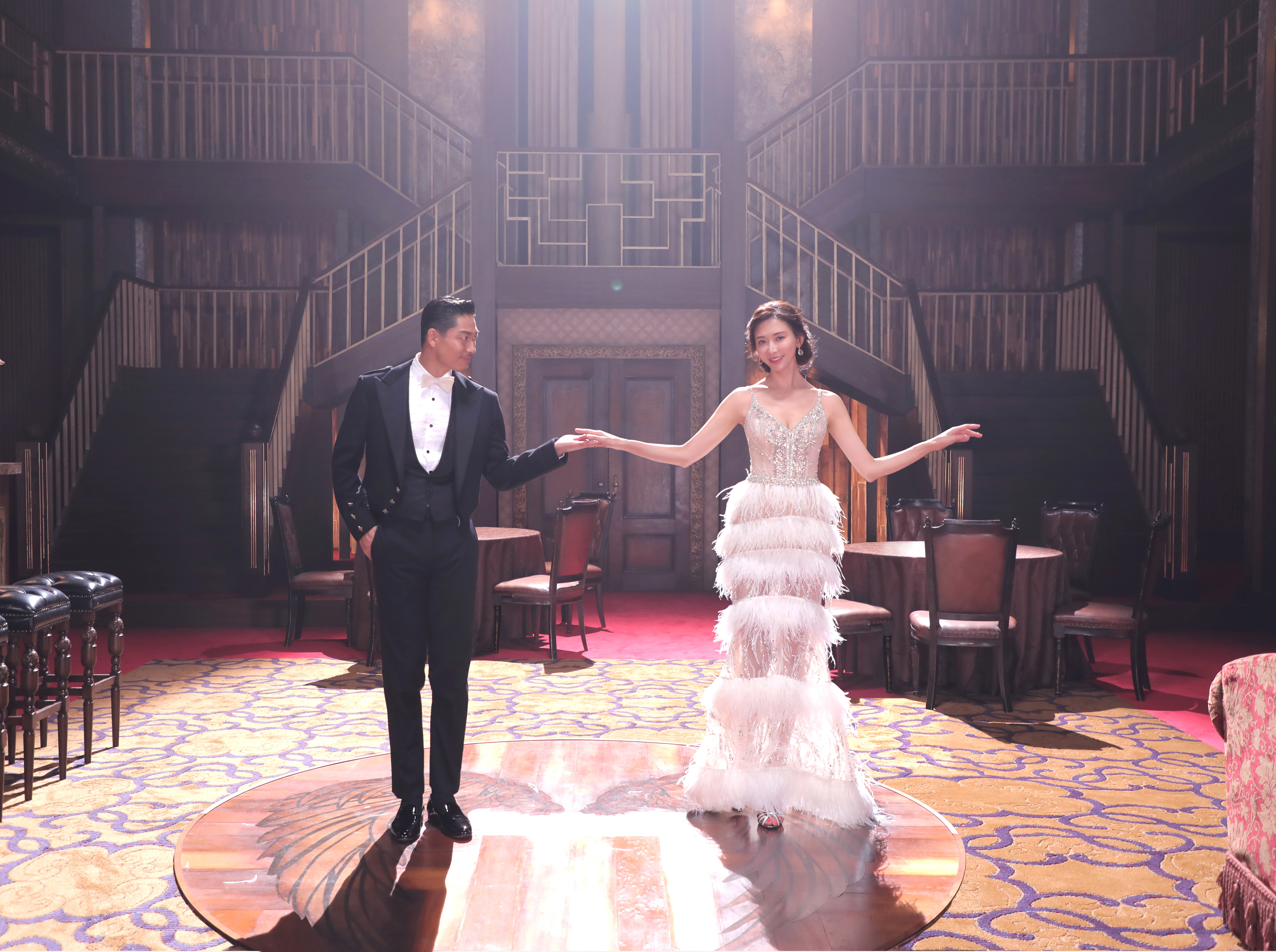 林志玲（右）推出2021年慈善月曆，找來老公AKIRA一起入鏡。（志玲姊姊慈善基金會提供）