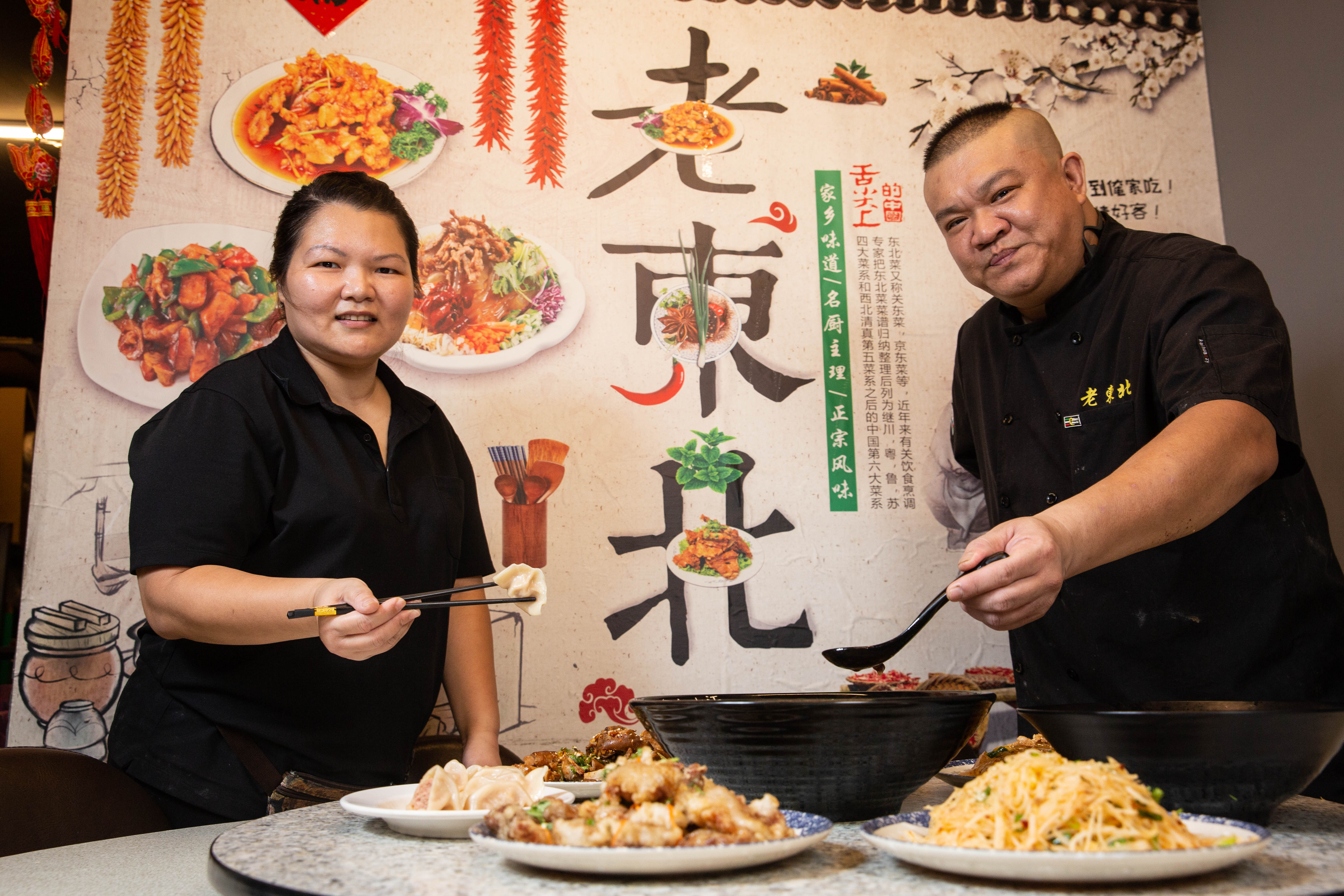 來自中國延吉的楊波（右）與太太陳玟卉（左）結婚後來台，二人走過貧窮與癌症的低谷，總算擁有自己的小館。